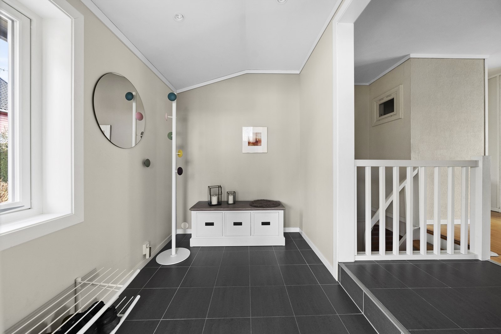 Fra overbygget inngangsparti, trer du inn i en lys og romslig entré med god plass til sko og yttertøy Galleribilde