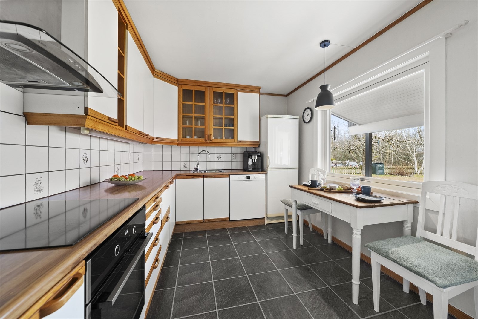 Lyst kjøkken med slette fronter og laminert benkeplate Galleribilde