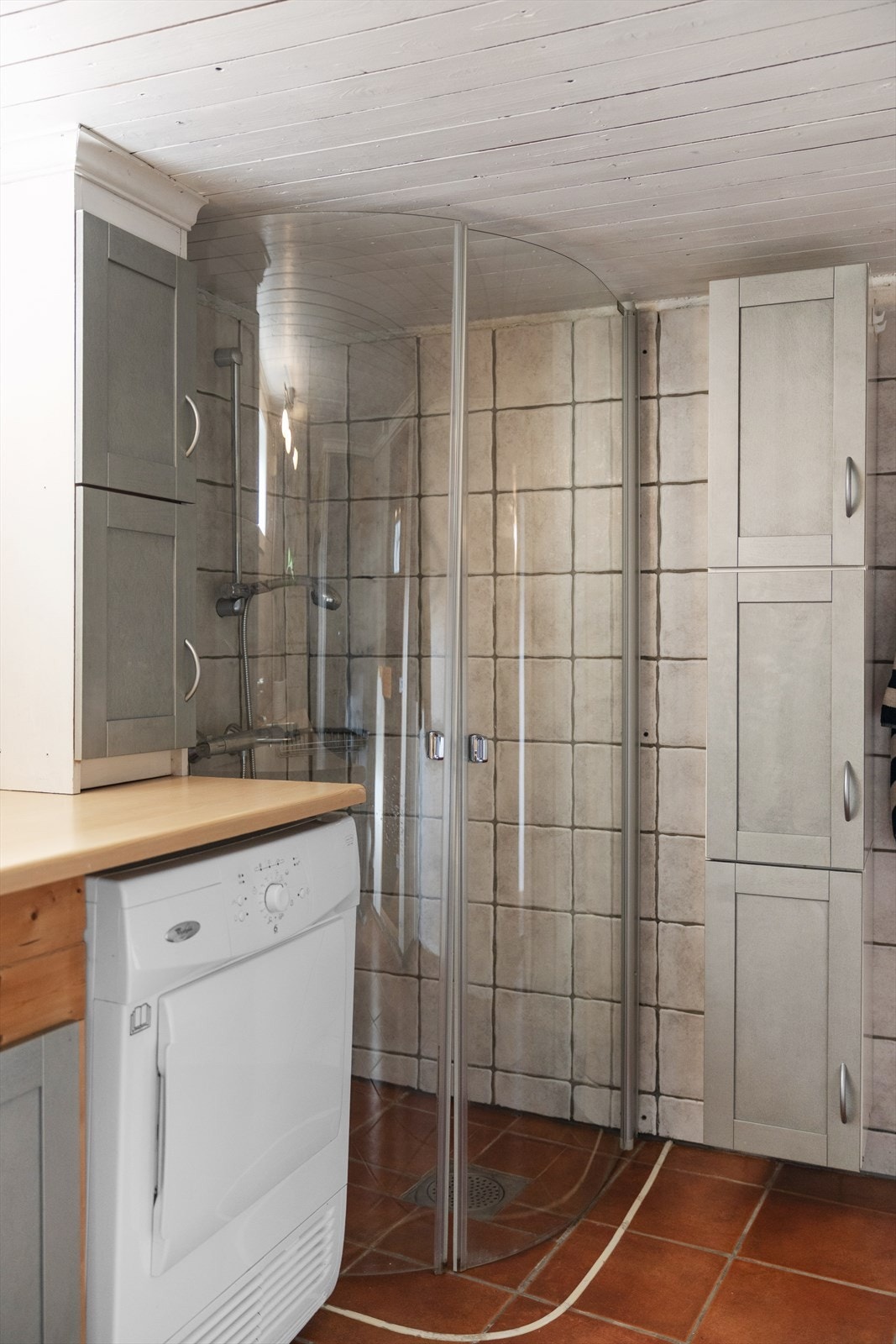 Det er montert skyvedørsgarderobe og dusjhjørne med innfellbare glassvegger Galleribilde