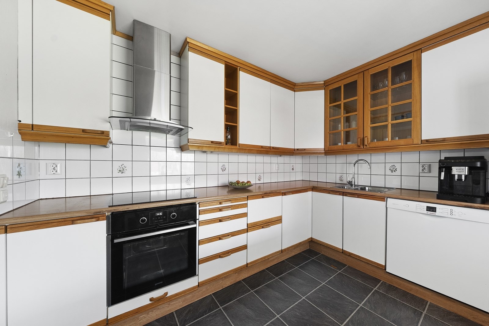 Kjøkkeninnredningen tilbyr godt med skap- og benkeplass. Innredningen har integrert stekeovn og platetopp Galleribilde