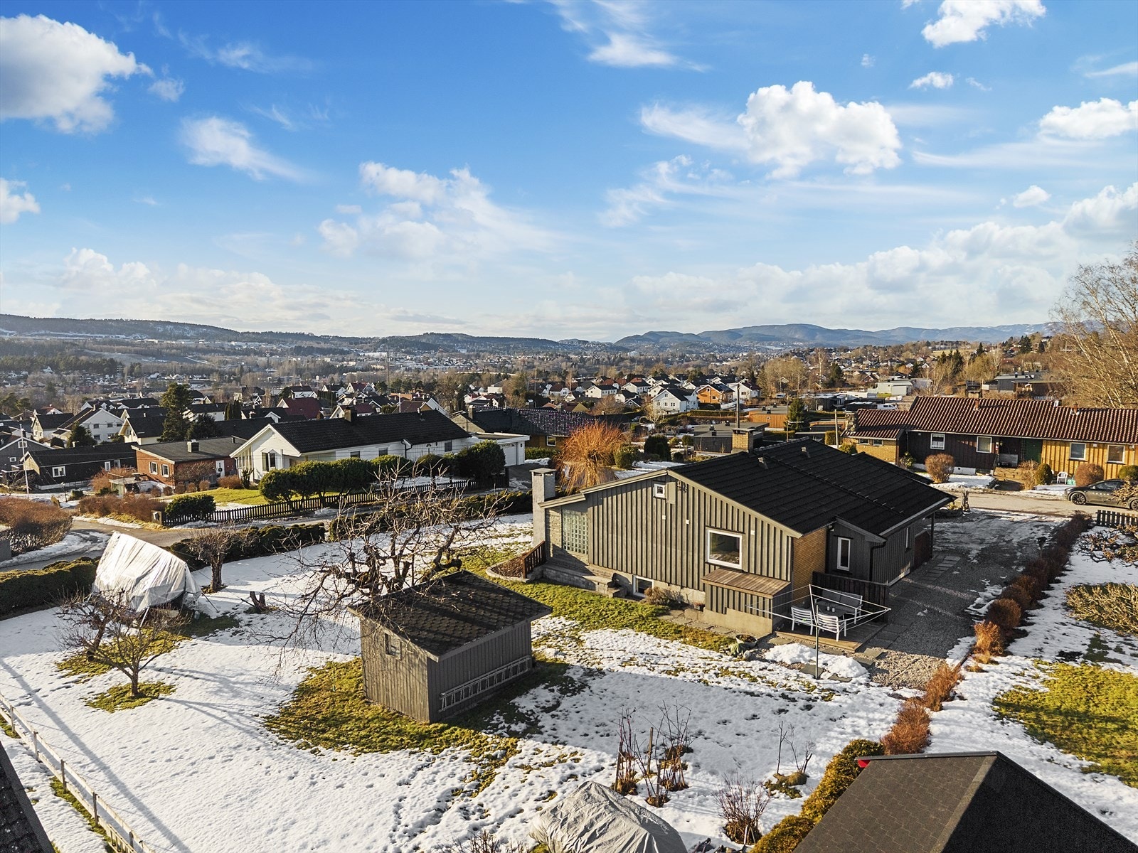 Boligen ligger på en meget romslig og relativt flat hjørnetomt Galleribilde