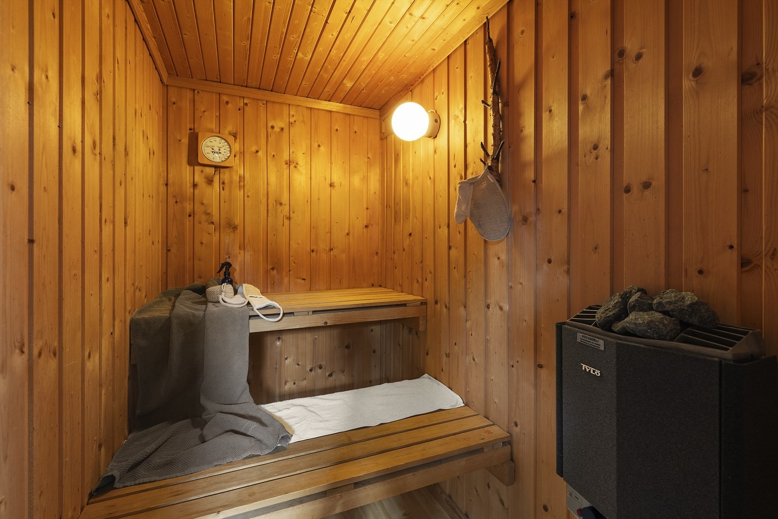 Fra vaskerommet er det inngang til badstue Galleribilde