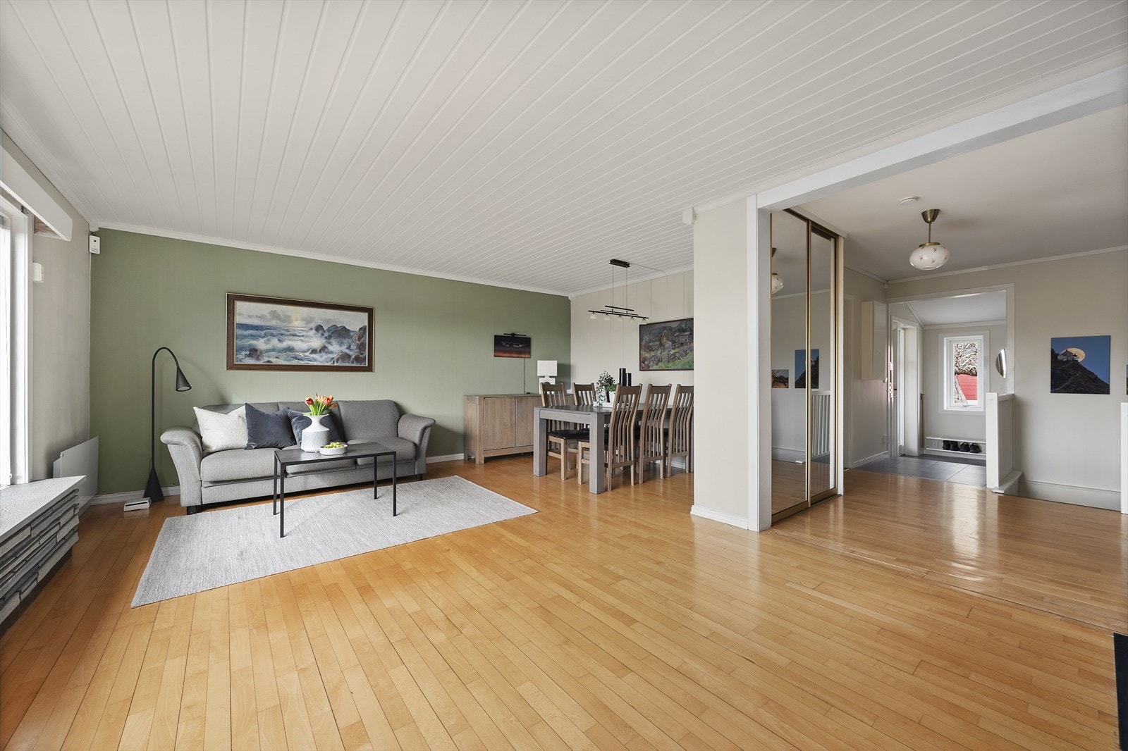 Stuen tilbyr god møbleringsfrihet med plass til flere sittegrupper Galleribilde