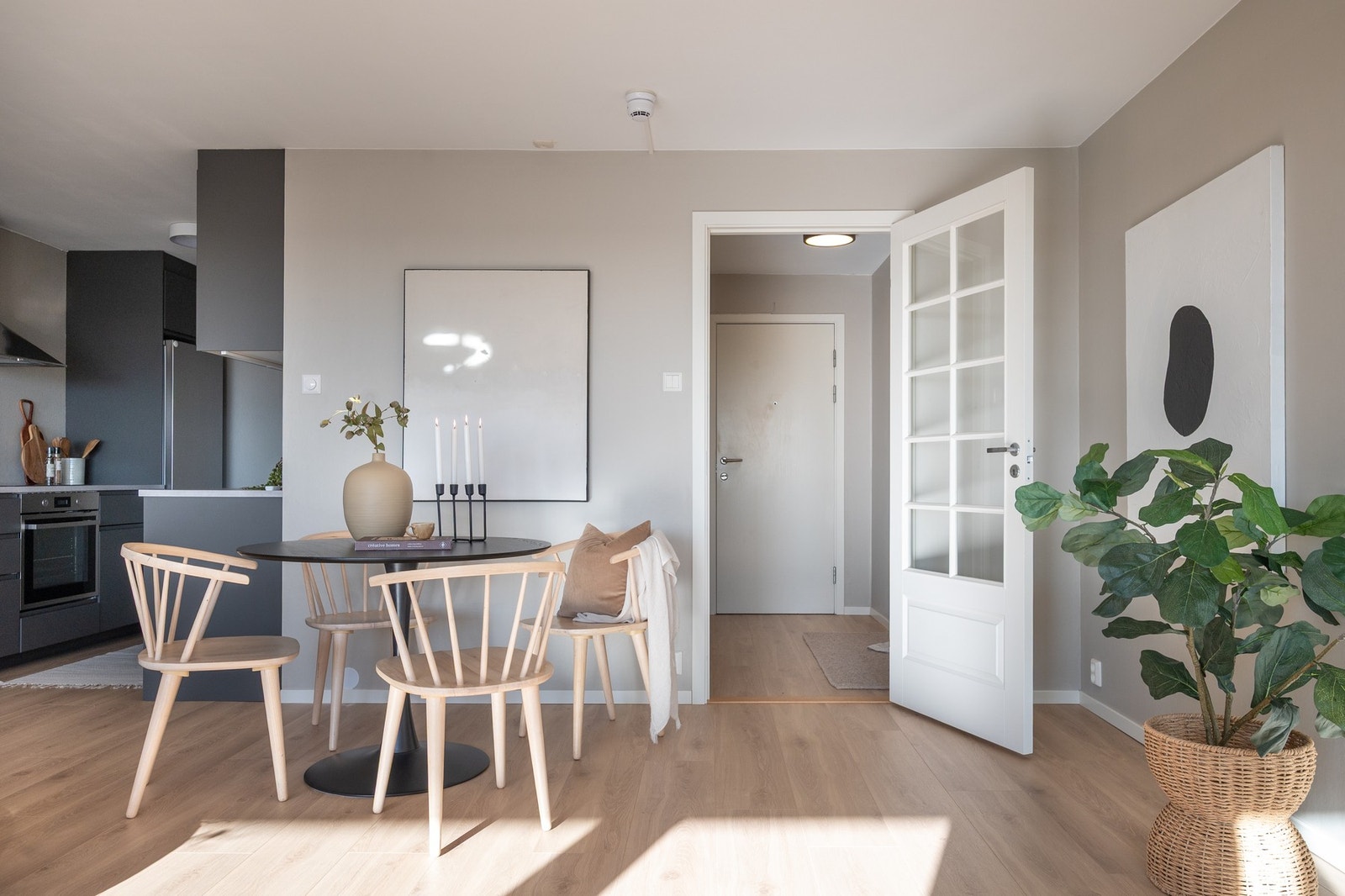 Kjøkkenet er tilbaketrukket i oppholdsrommet og det er god plass til spisebord og sofagruppe i rommet. Galleribilde