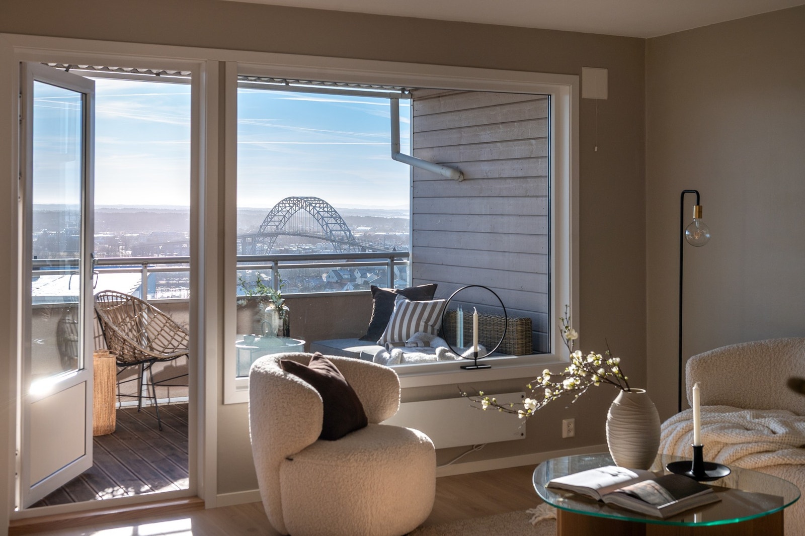 Dette er en nyoppusset toppleilighet på Kringsjå med vidstrakt utsikt - velkommen inn på toppen av byen. Galleribilde