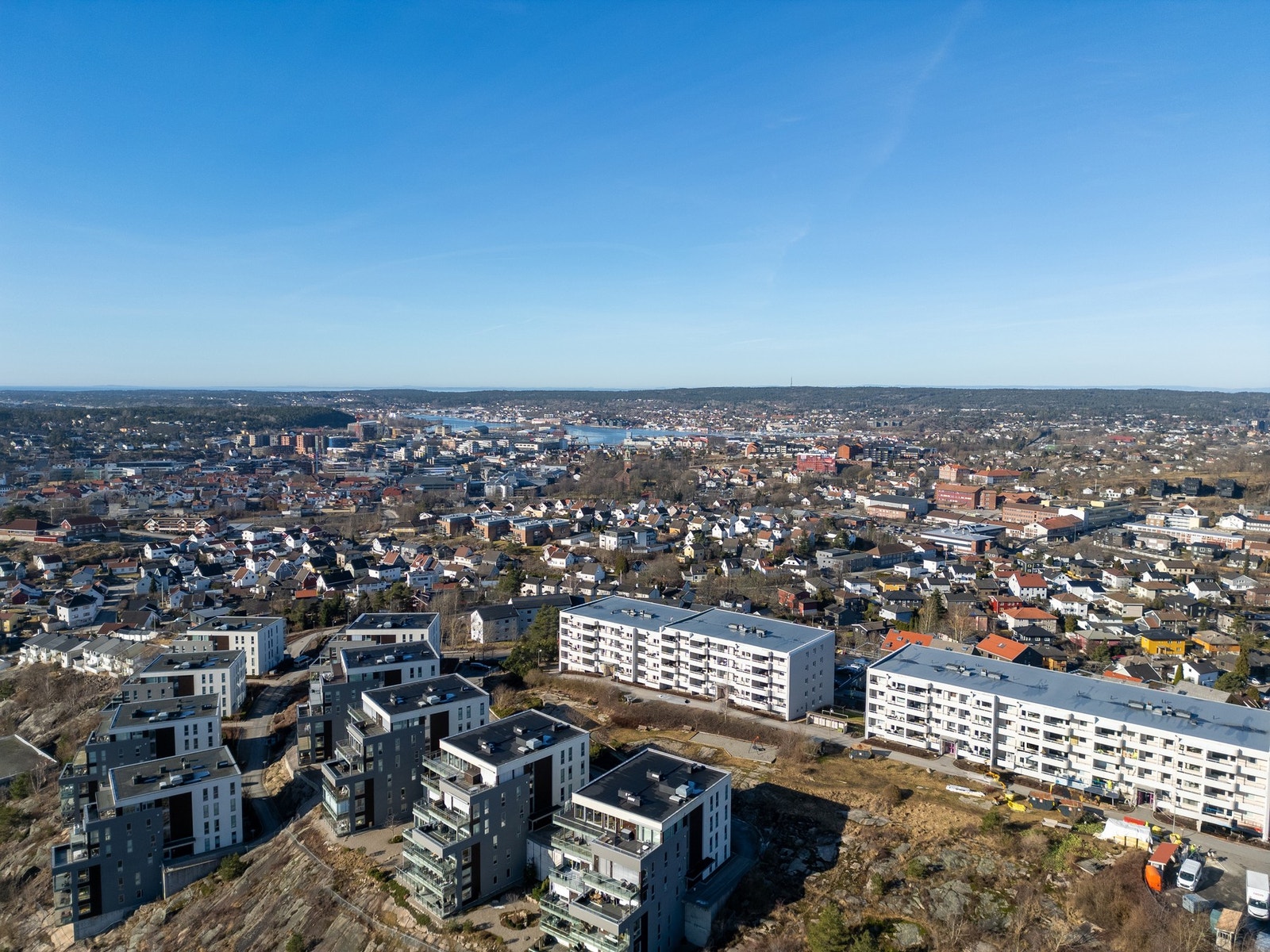 Busstasjonen er ca. 1,4 km fra leiligheten og det er ca. 2,5 km til jernbanestasjonen på Cicignon. Galleribilde