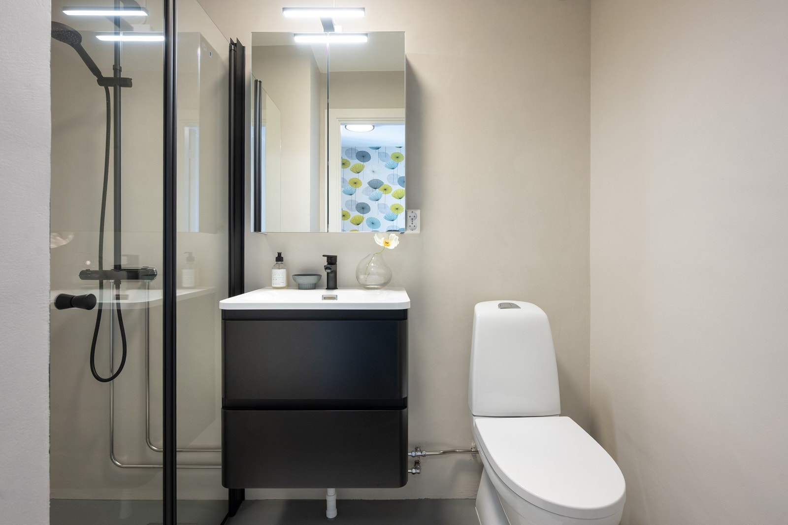 Badet er modernisert med ny innredning, speil, dusjvegger og toalett. Galleribilde