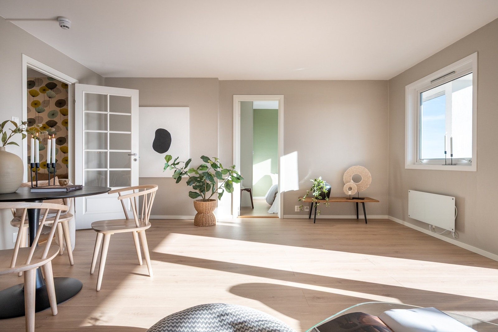 Leiligheten har en åpne løsningen mellom stuen og kjøkkenet som gir en romslig følelse. Galleribilde