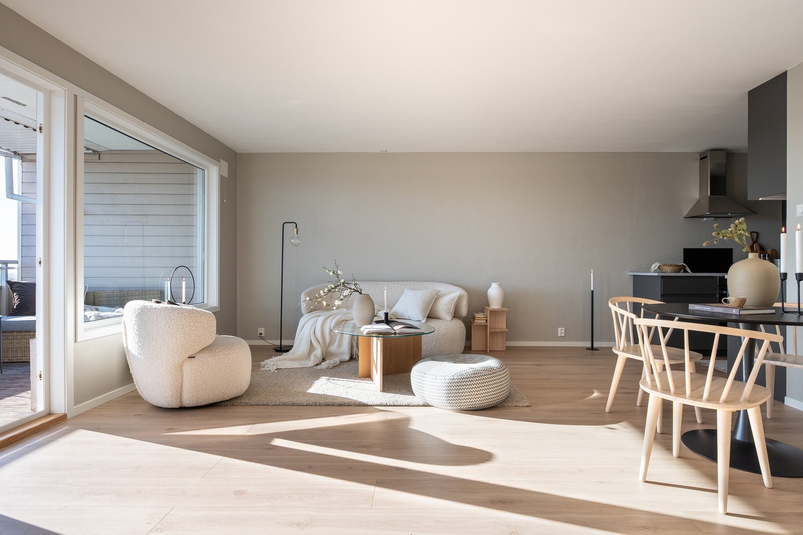 Leilighetens overflater er nylig pusset opp med lyse behagelige fargetoner. Galleribilde