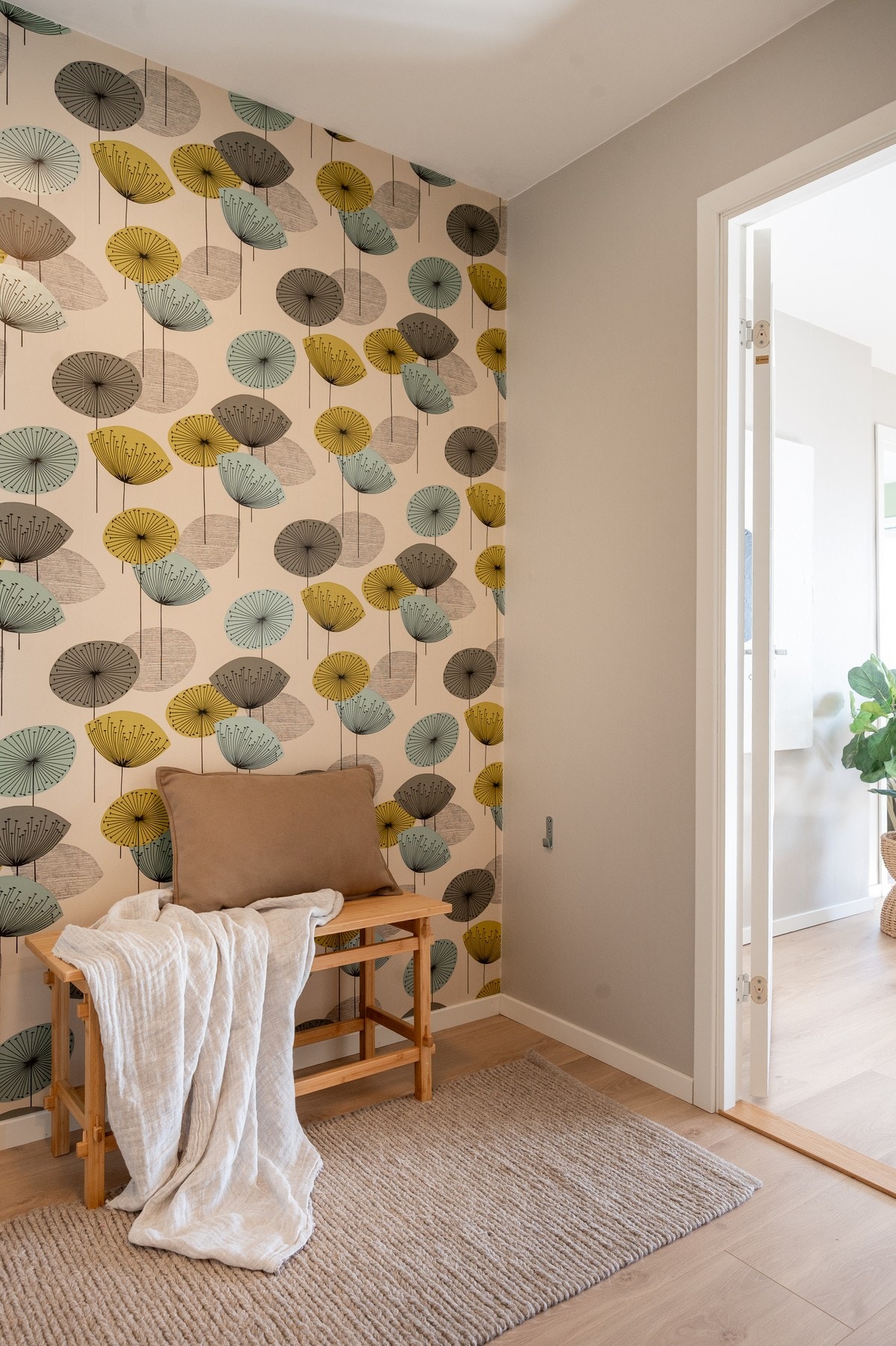 I entrèen er det god plass til ytterklær. Galleribilde