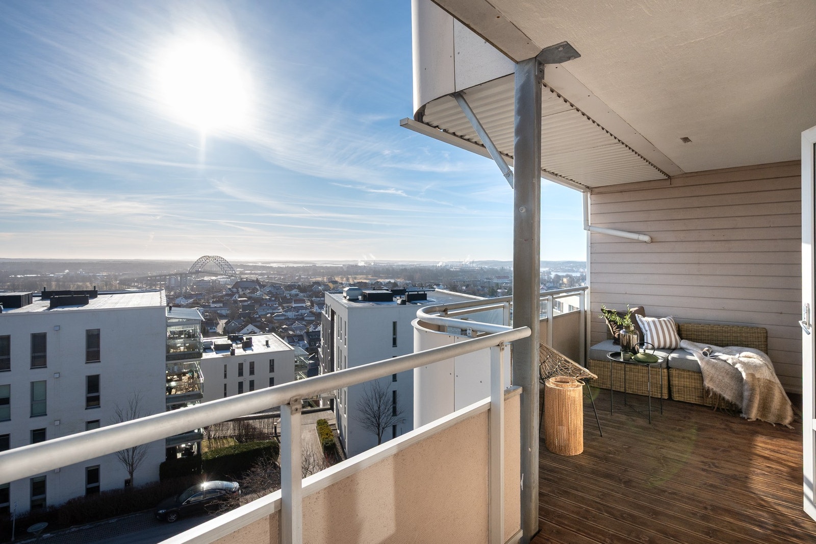 Beliggenheten i øverste etasje gir en imponerende utsikt over byen og mot Fredrikstadbrua. Galleribilde