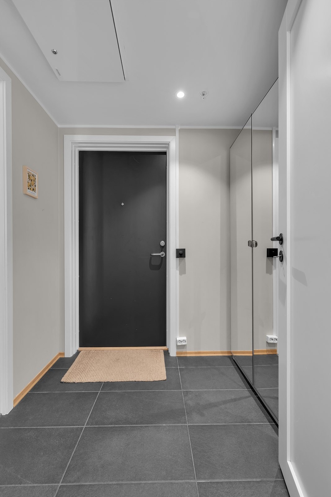 Gangen ar god plass til garderobeskap. Fliser på gulv med gulvvarme Galleribilde