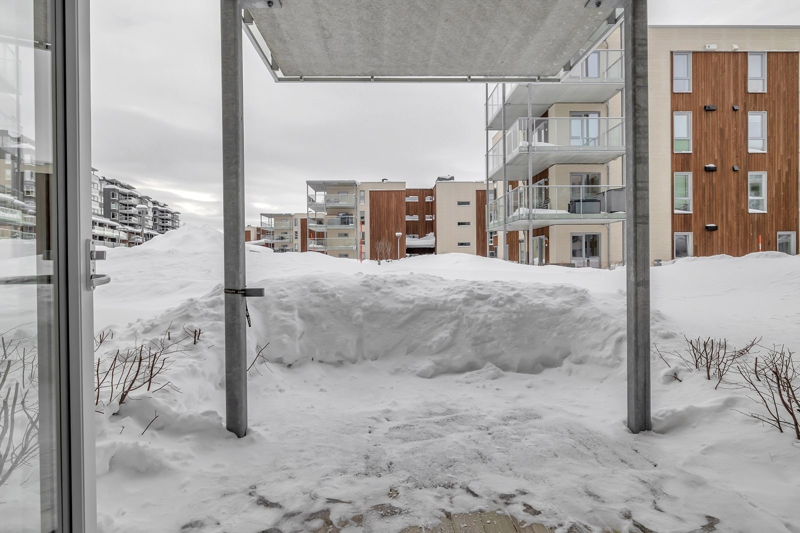 Utearealet oppleves som veldig lun og varm. Det er montert uttrekkbar levegg. Hekk rundt hele terrassen. Galleribilde