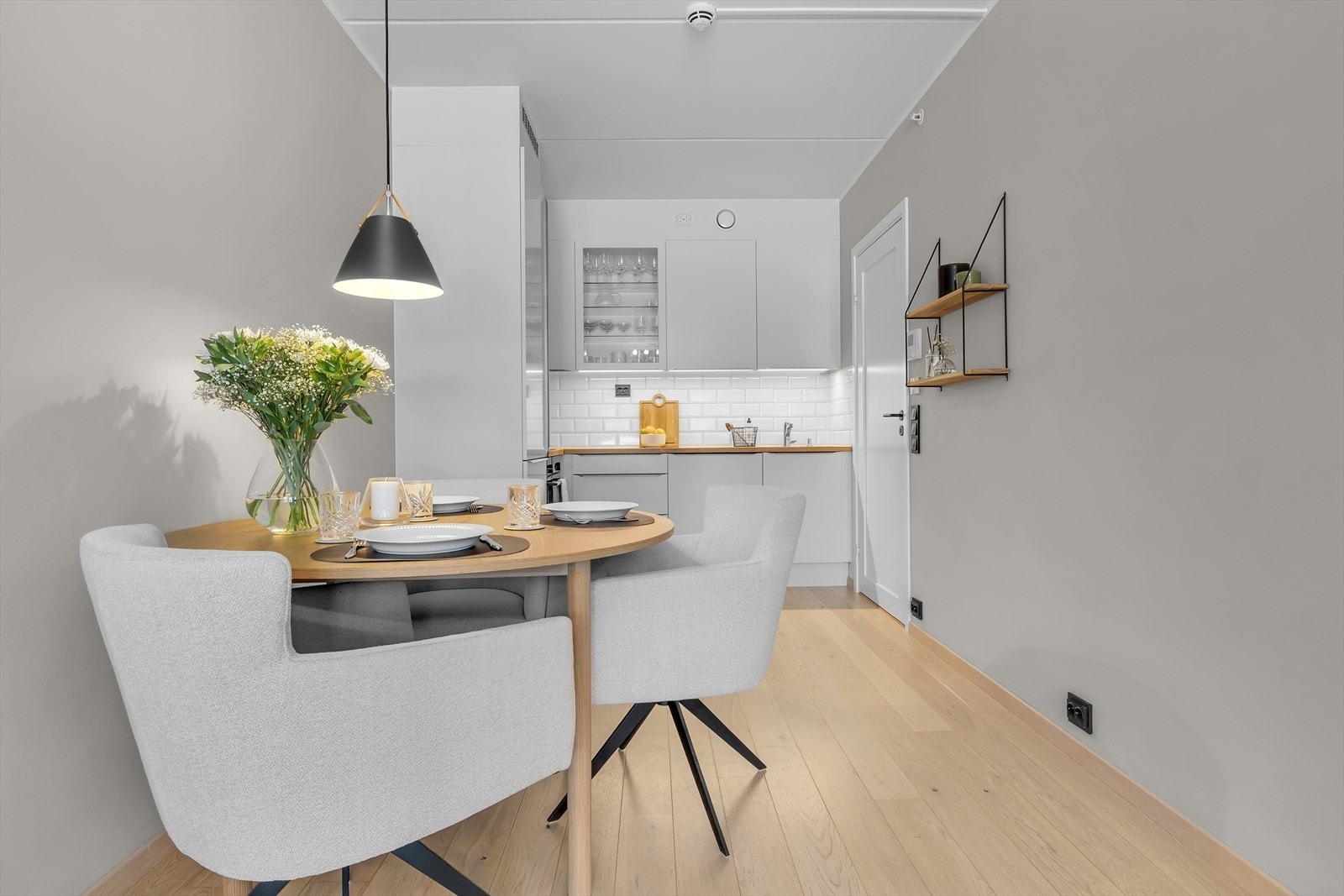 God plass til spisebord i forlengelsen av kjøkkenet Galleribilde