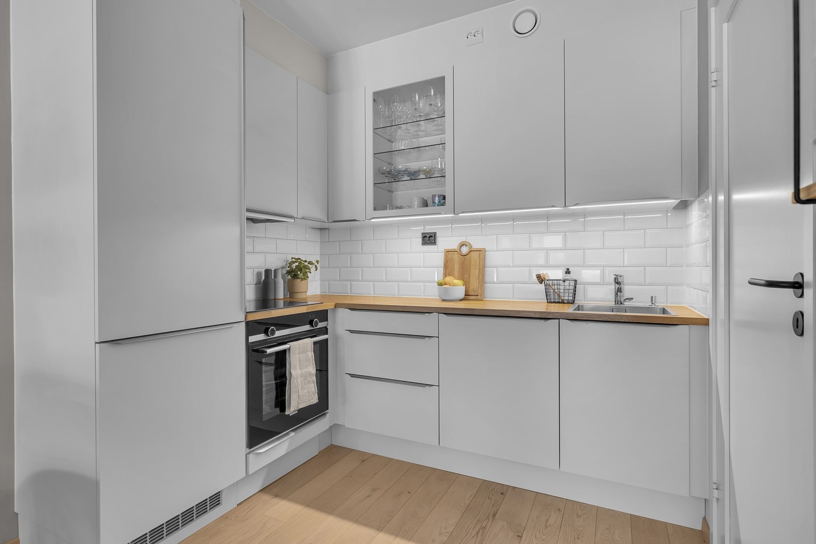 Innbydende kjøkken med integrerte hvitevarer Galleribilde