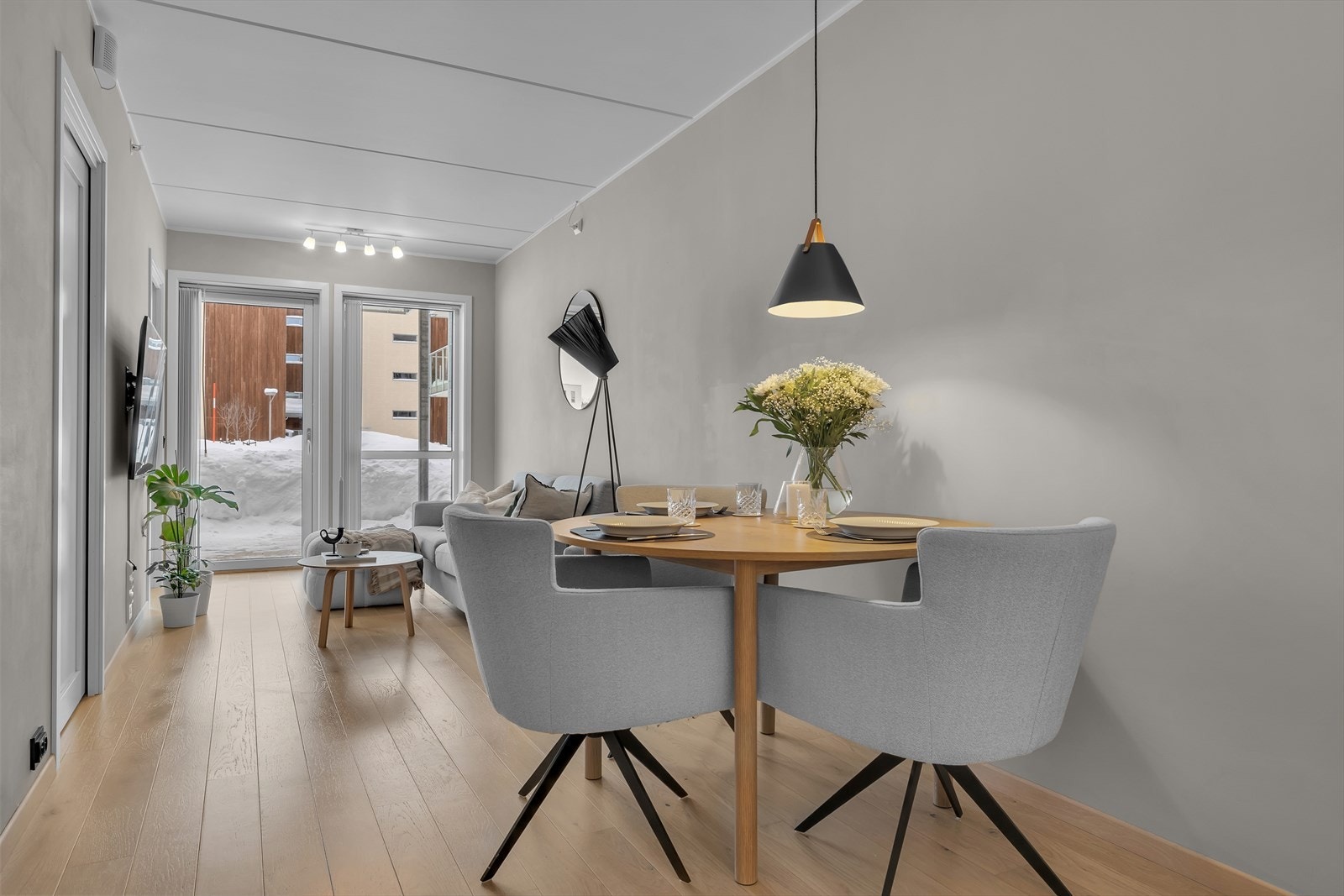 Store vindusflater mot sør som gir rikelig med lysinnslipp Galleribilde