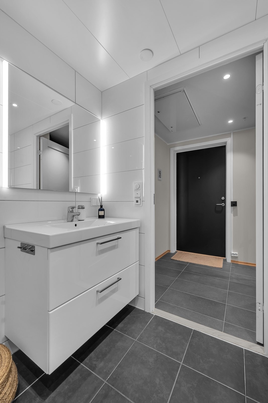 Badet er flislagt og har gulvvarme Galleribilde