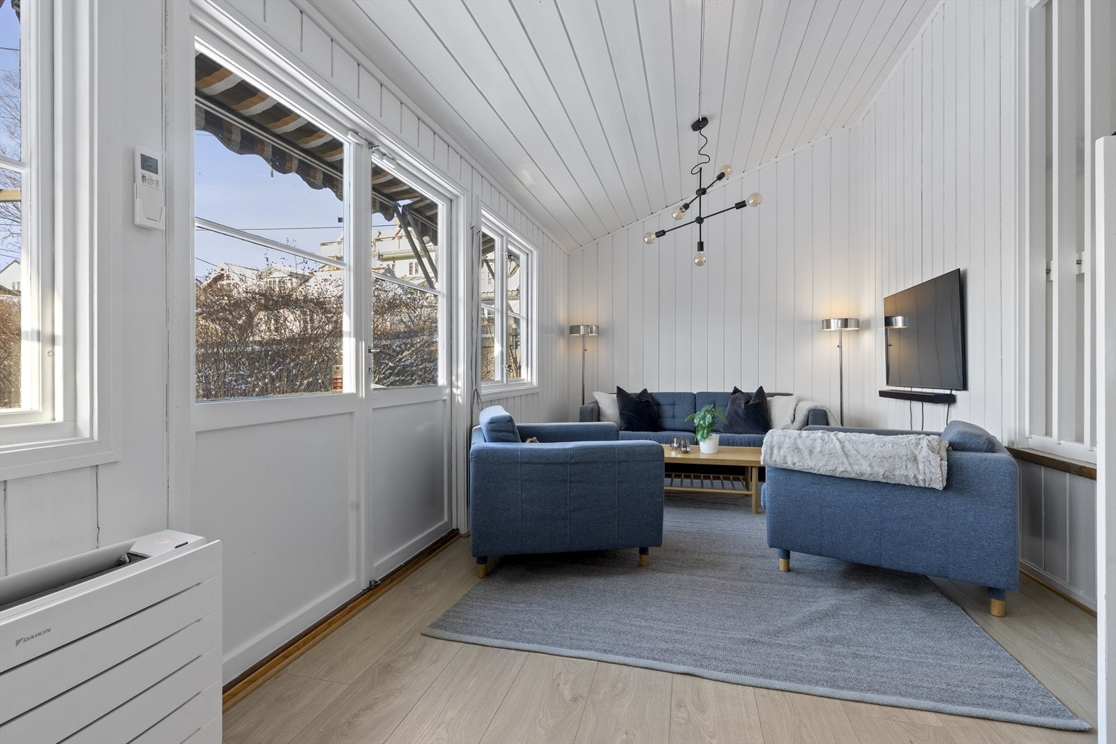 Koselig stue med direkte utgang til hage. Galleribilde