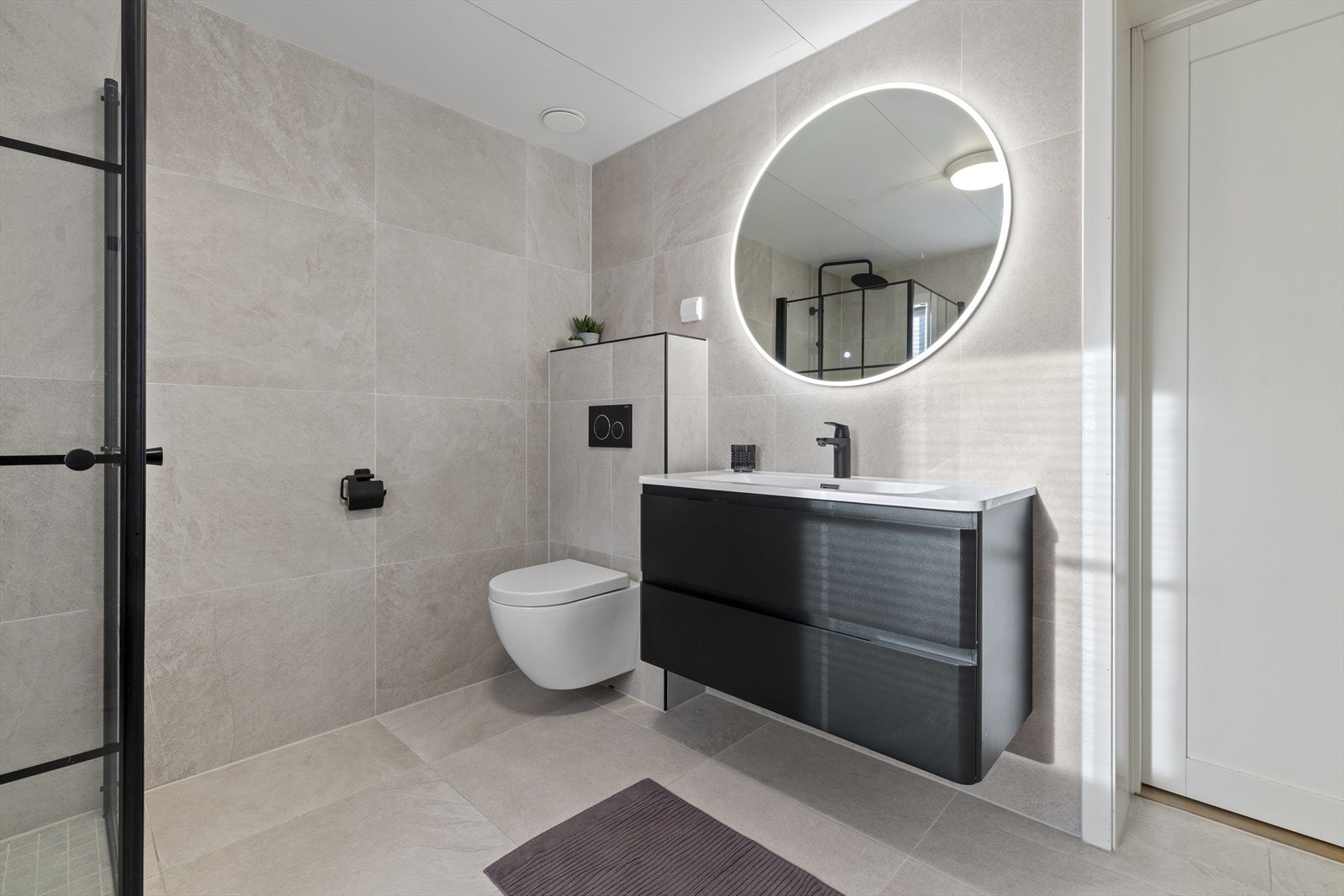 Vegghengt servant, belyst speil og WC. Galleribilde