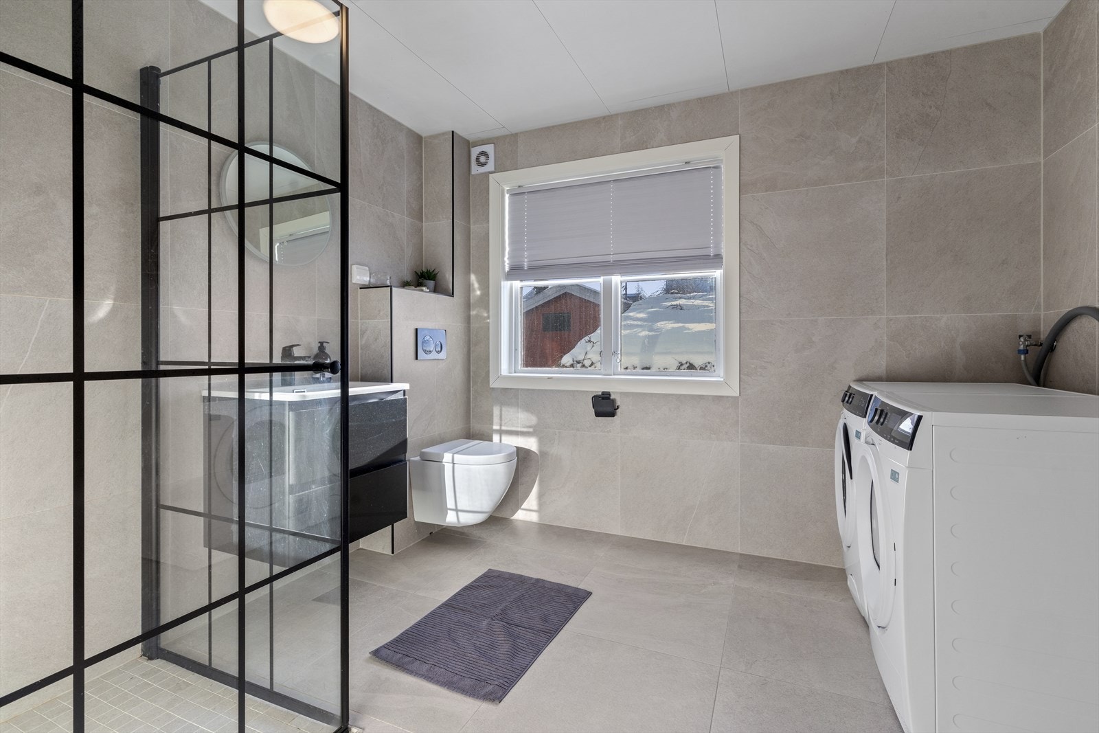 Moderne bad/vaskerom i første etasje med 60x60 flis på vegg og gulv. Galleribilde