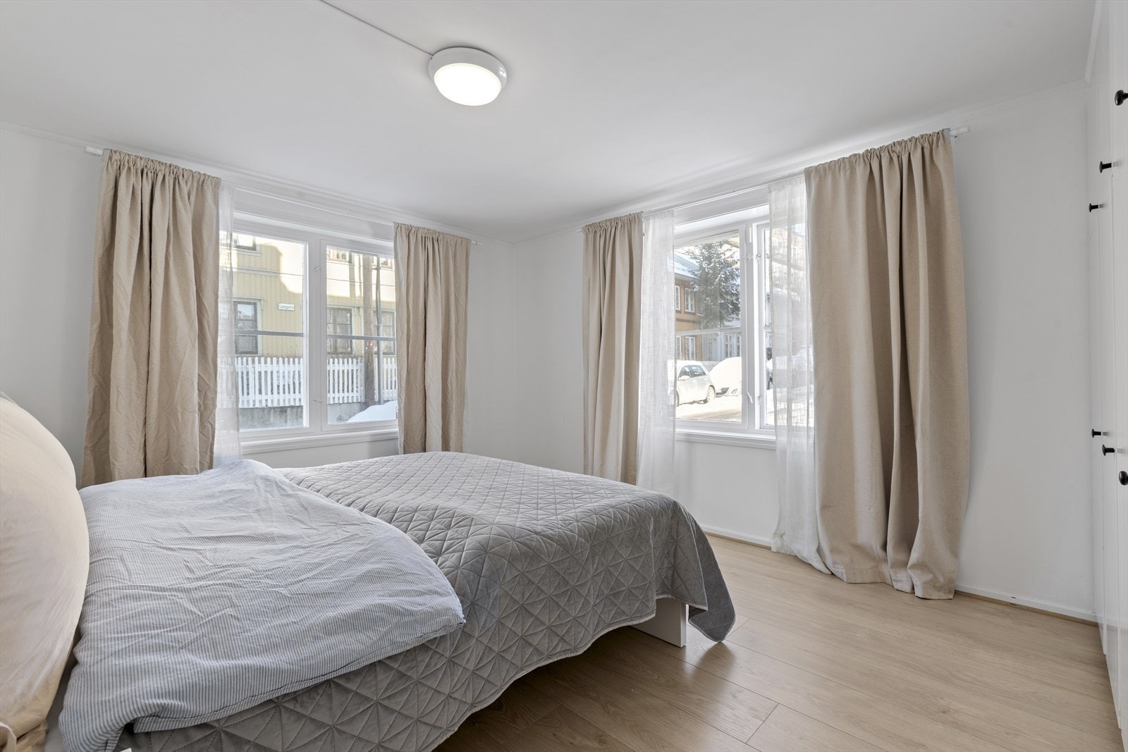 Stort hovedsoverom, rikelig med lagringsplass. Galleribilde