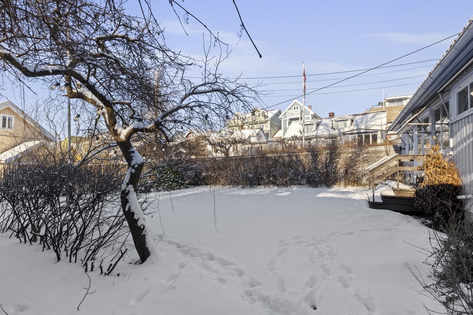 Hagen er stor og frodig, med hyggelig beplantning og god plass til hele familien og venners venner. Galleribilde