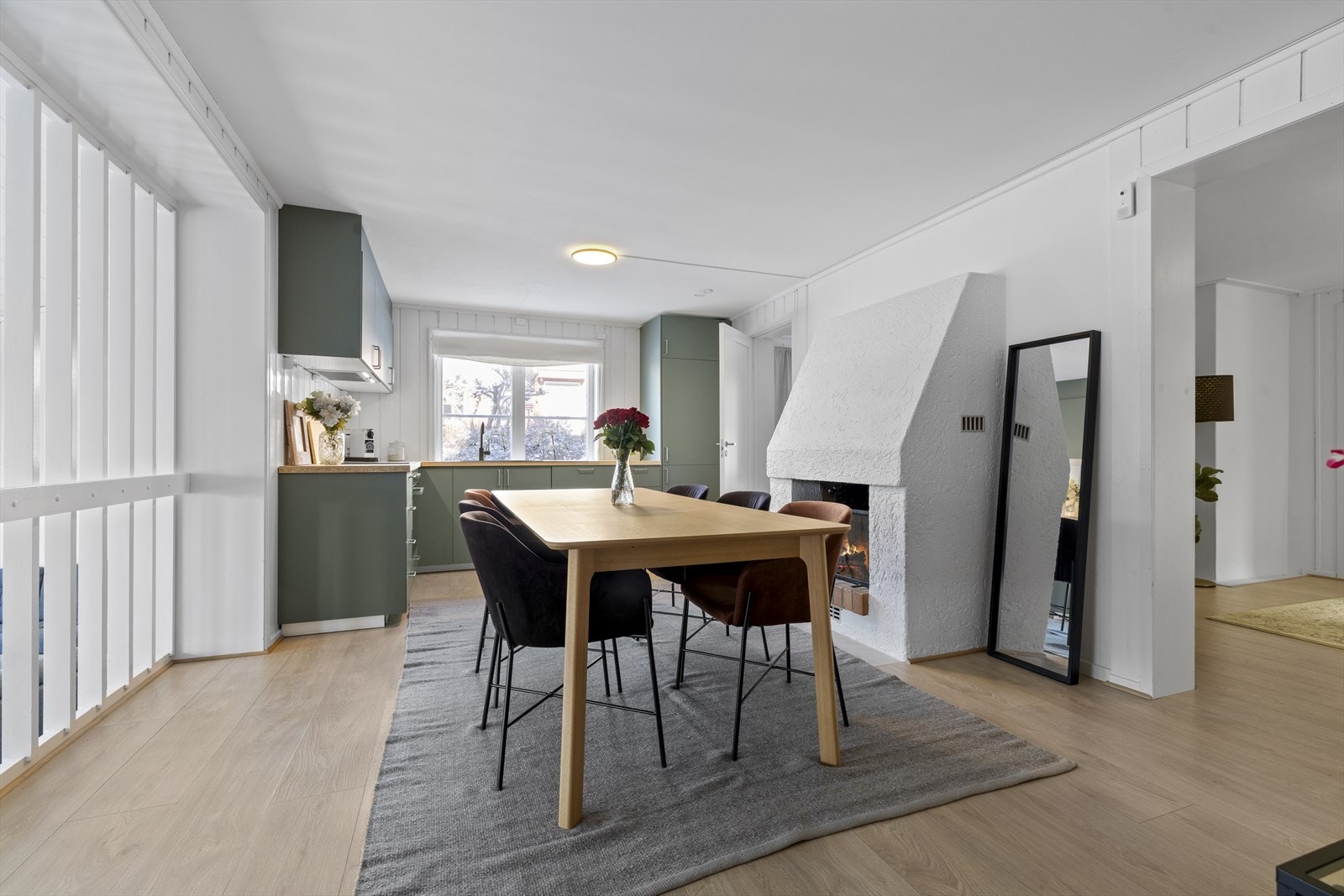 God plass til spisebord på kjøkkenet. Galleribilde