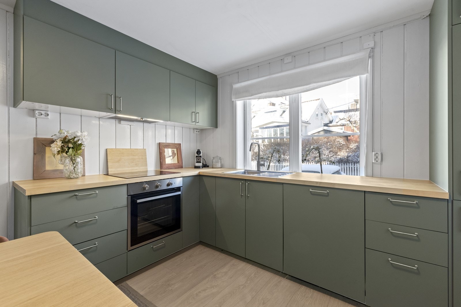 Nyere kjøkken fra 2022 med integrerte hvitevarer. Galleribilde