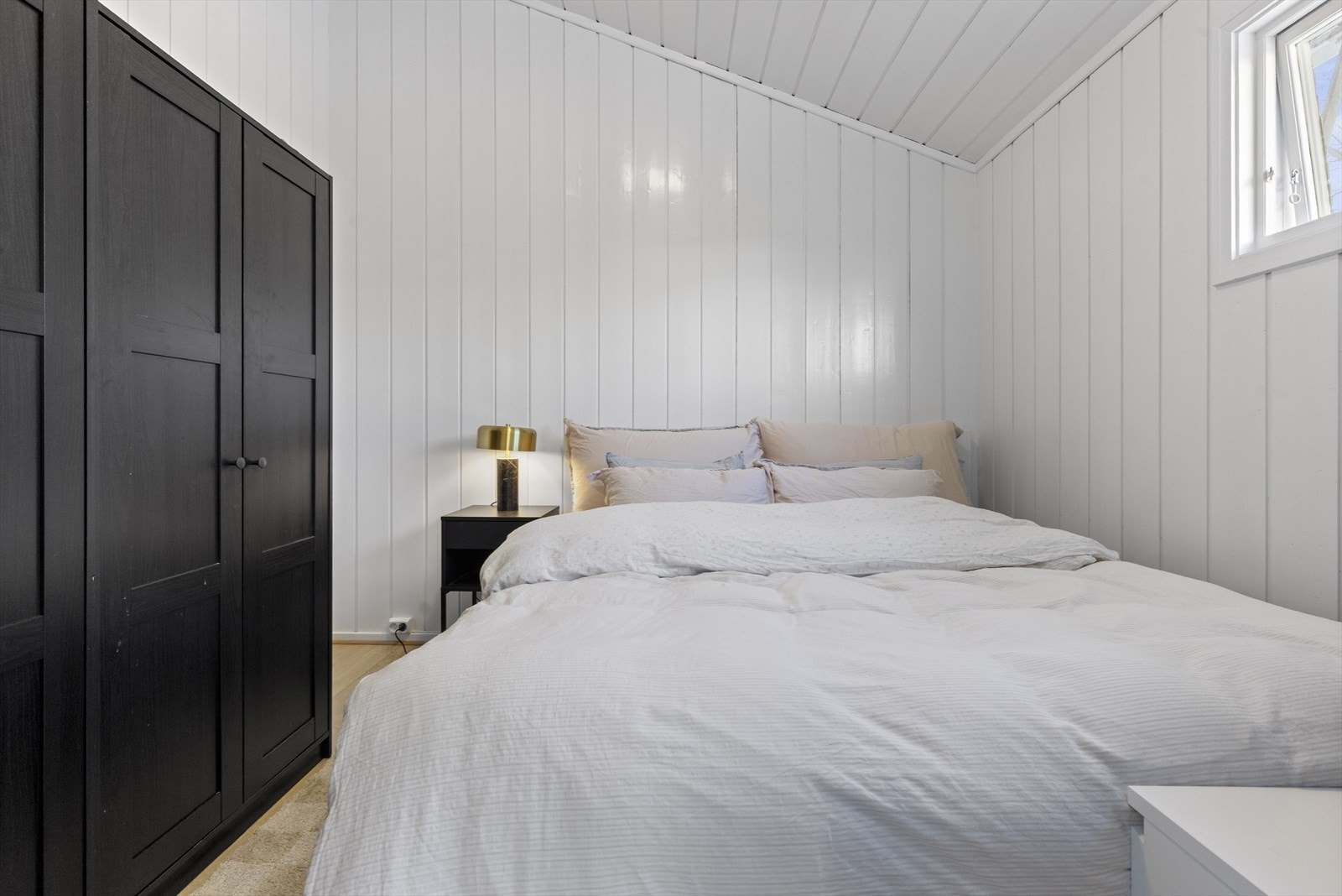 Soverom 1, rikelig med skapplass. Galleribilde