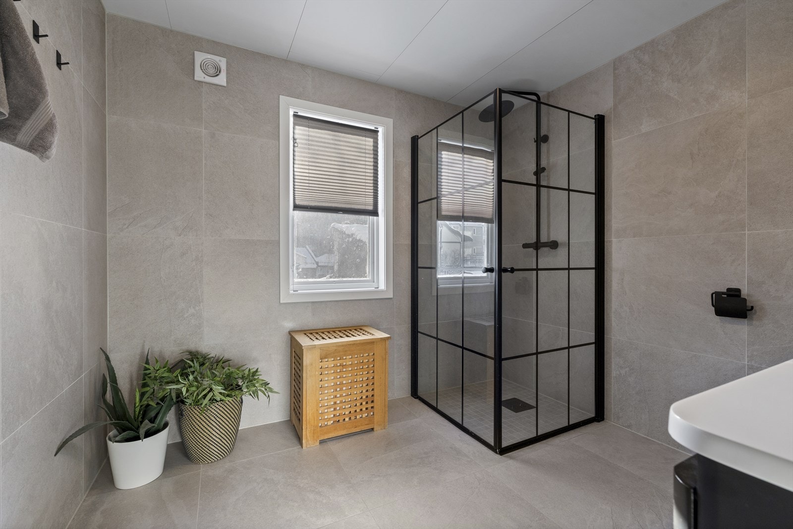 Bad nr 2 i første etasje, dusjnisje. 60x60 flis. Galleribilde