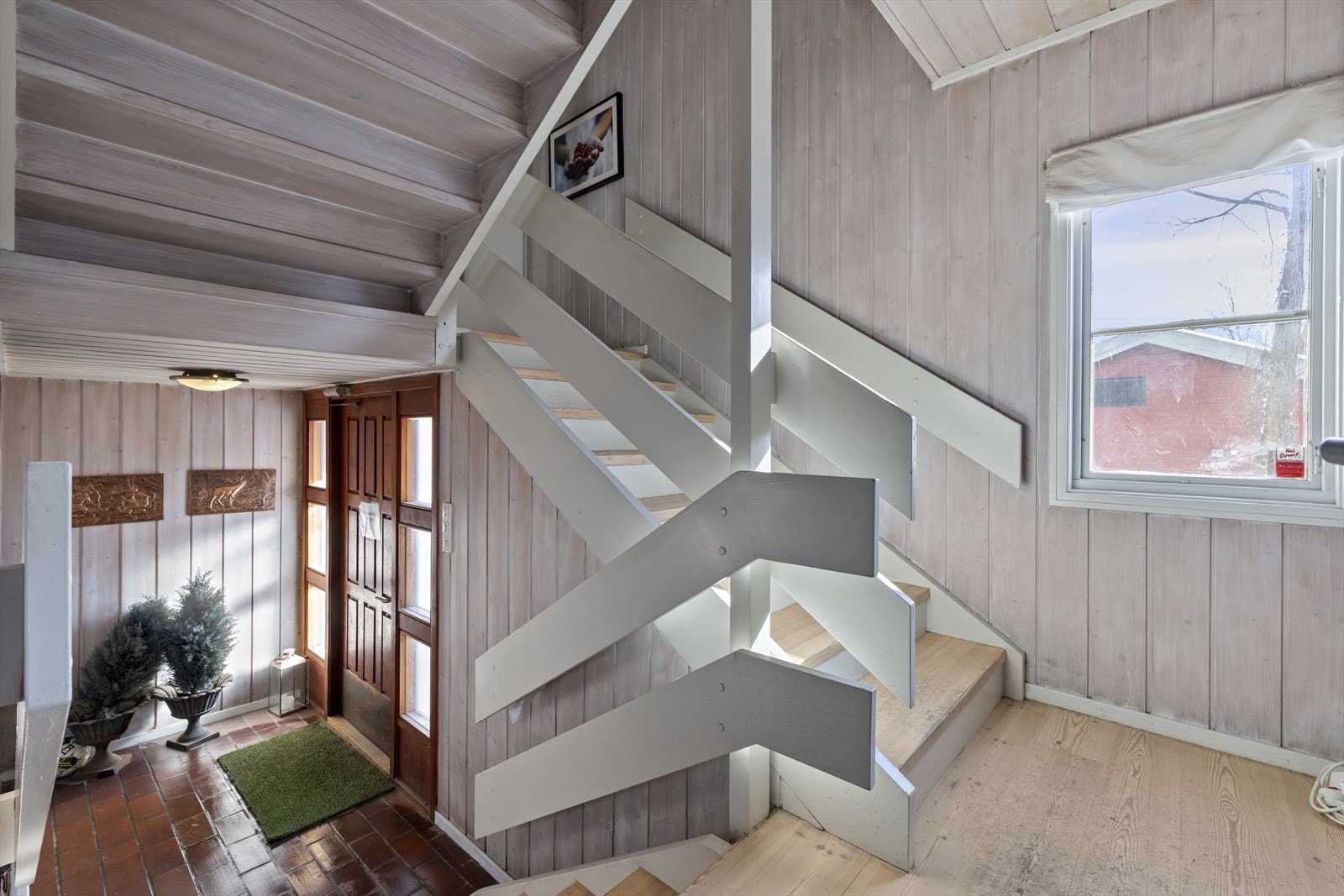 Entreen nederst er felles til alle - og disse flotte trappene tar deg videre opp. Galleribilde