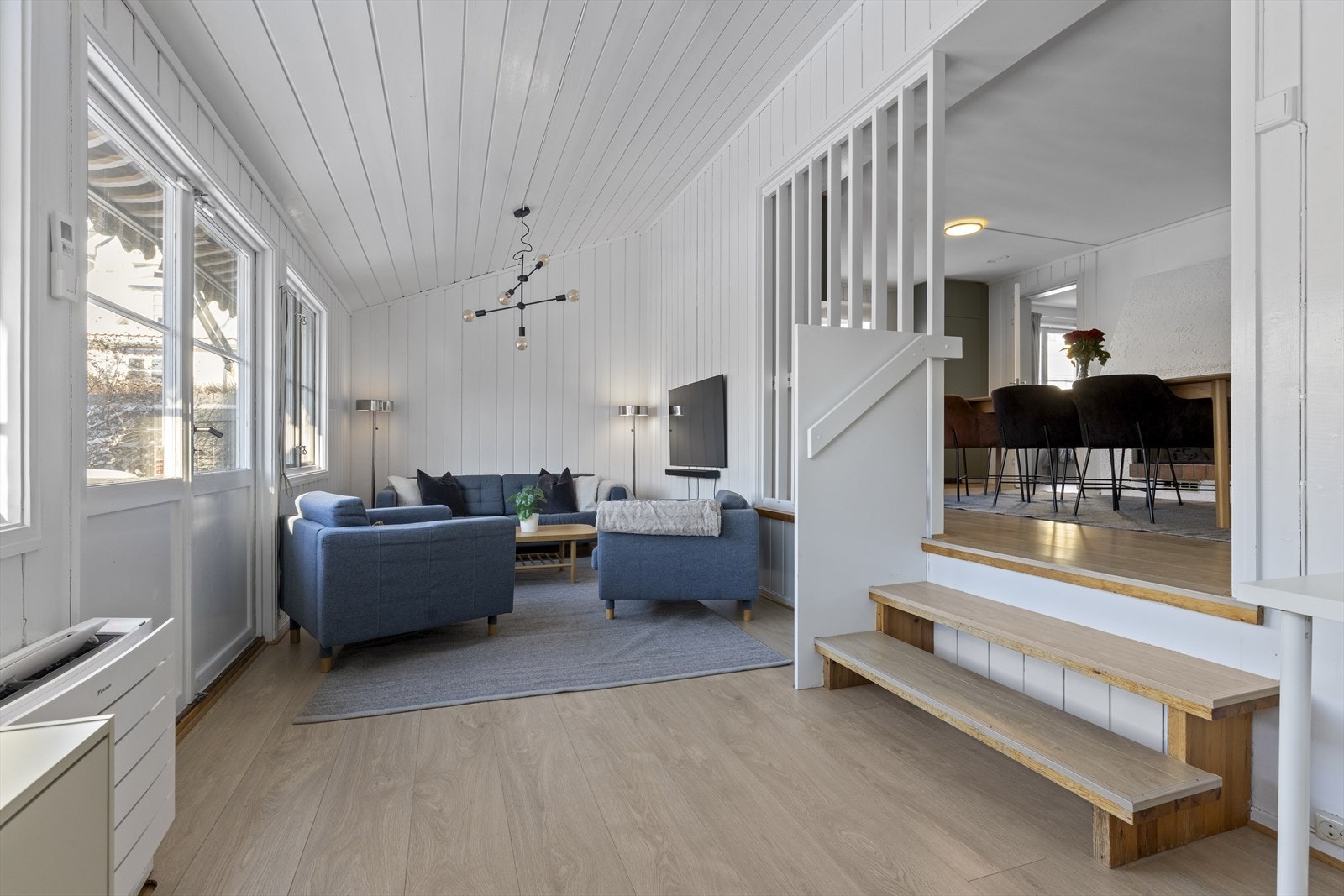 Ei nydelig stue som føles som en egen utestue/vinterhage. Galleribilde