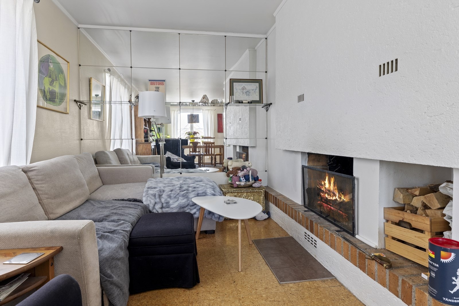 Koselig peisestue i forlengelse av spisestuen. Galleribilde