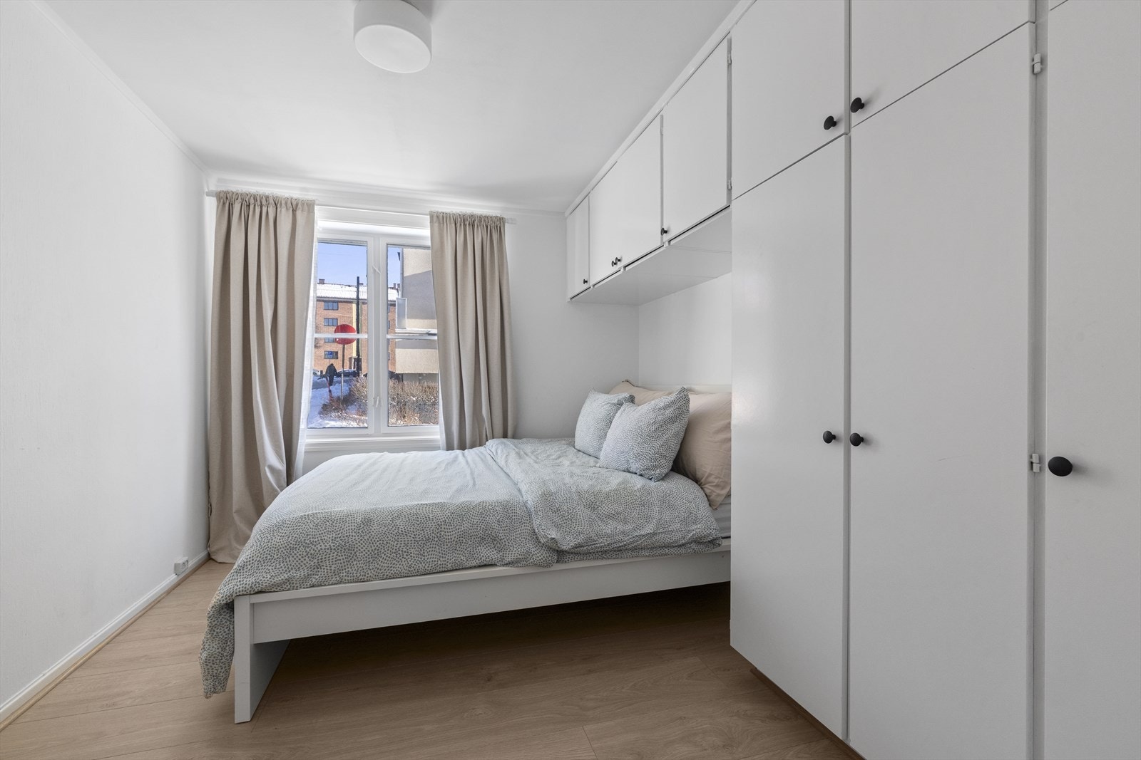 Soverom 2 med god lagringsplass. Galleribilde