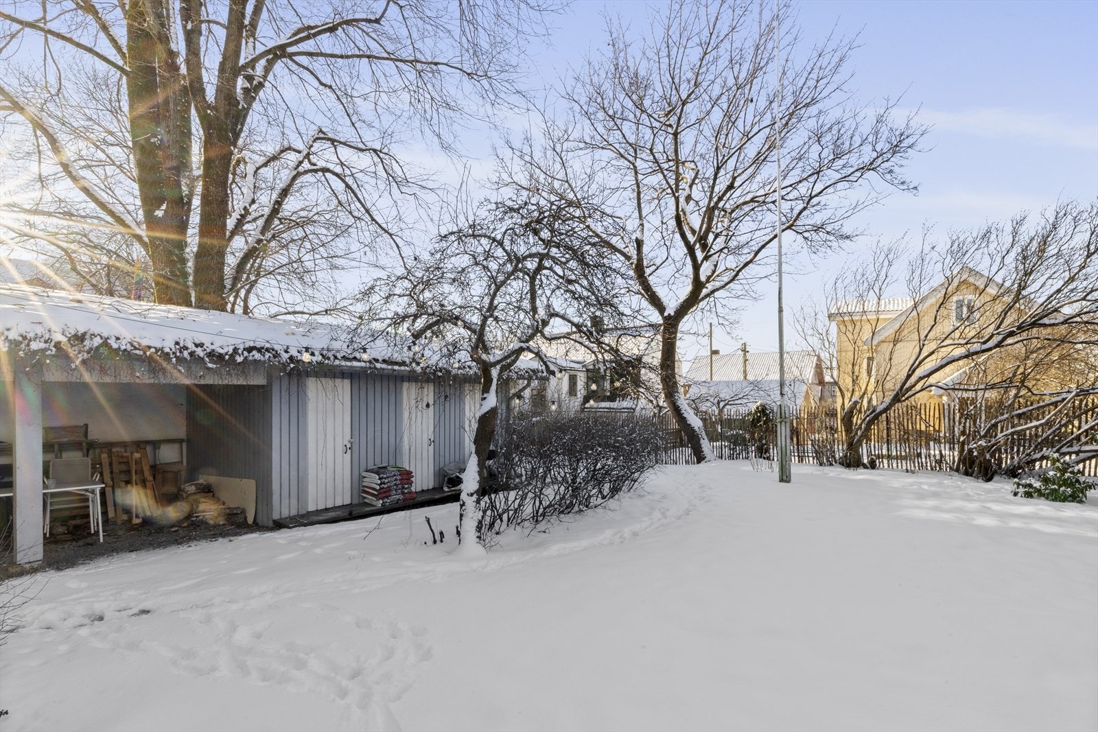 Tre separate boder i forbindelse med carport. Galleribilde