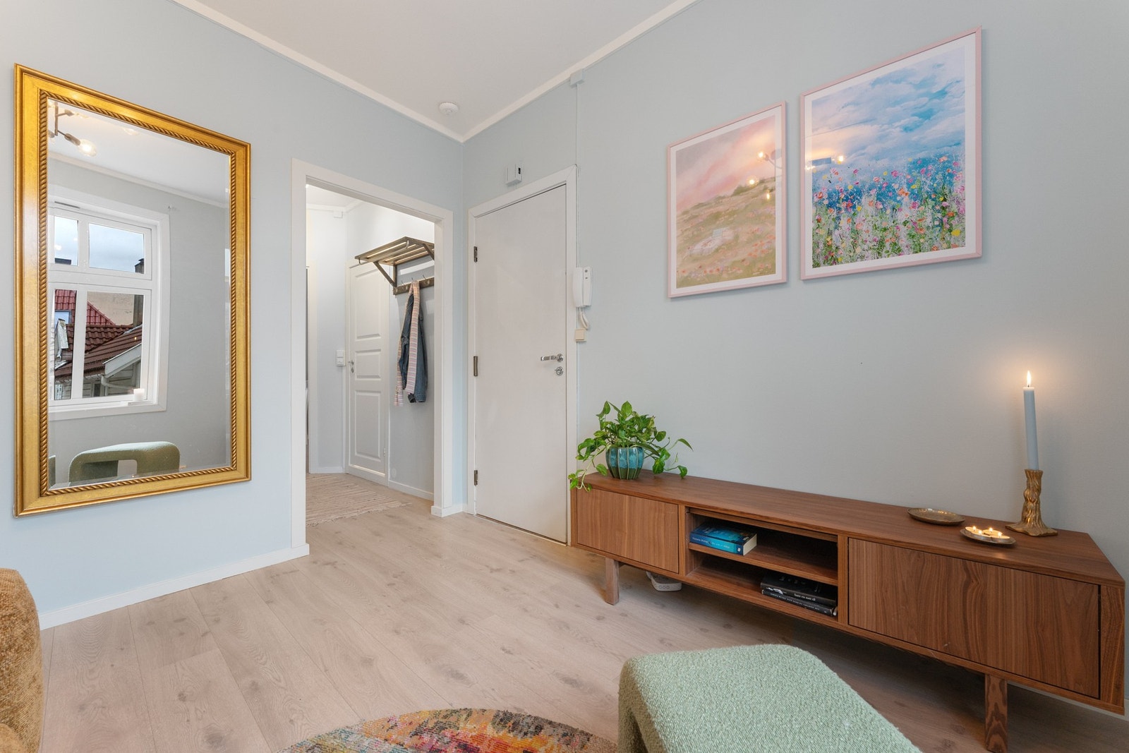 Mye er inkludert i felleskostnadene, blant annet: tv/internett og kommunale avgifter/eiendomsskatt. Galleribilde