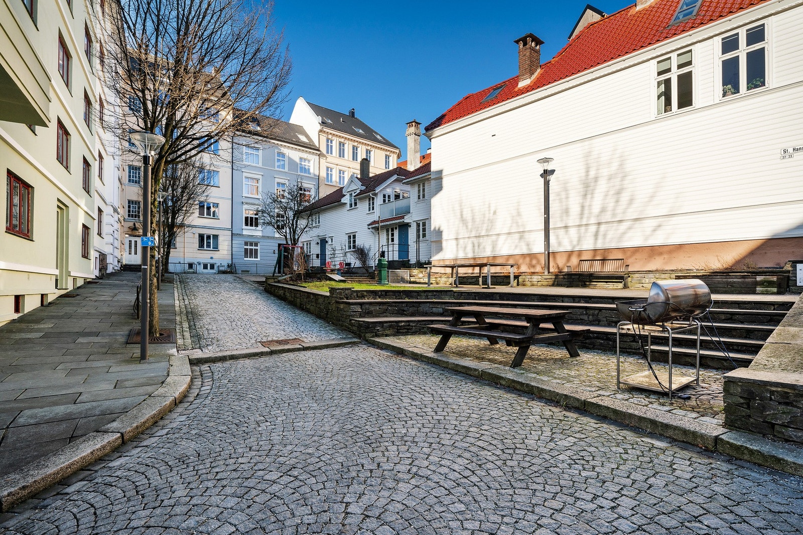 Boligen ligger i 2 etasje sør-øst vendt med beliggenhet i en rolig gate. Galleribilde