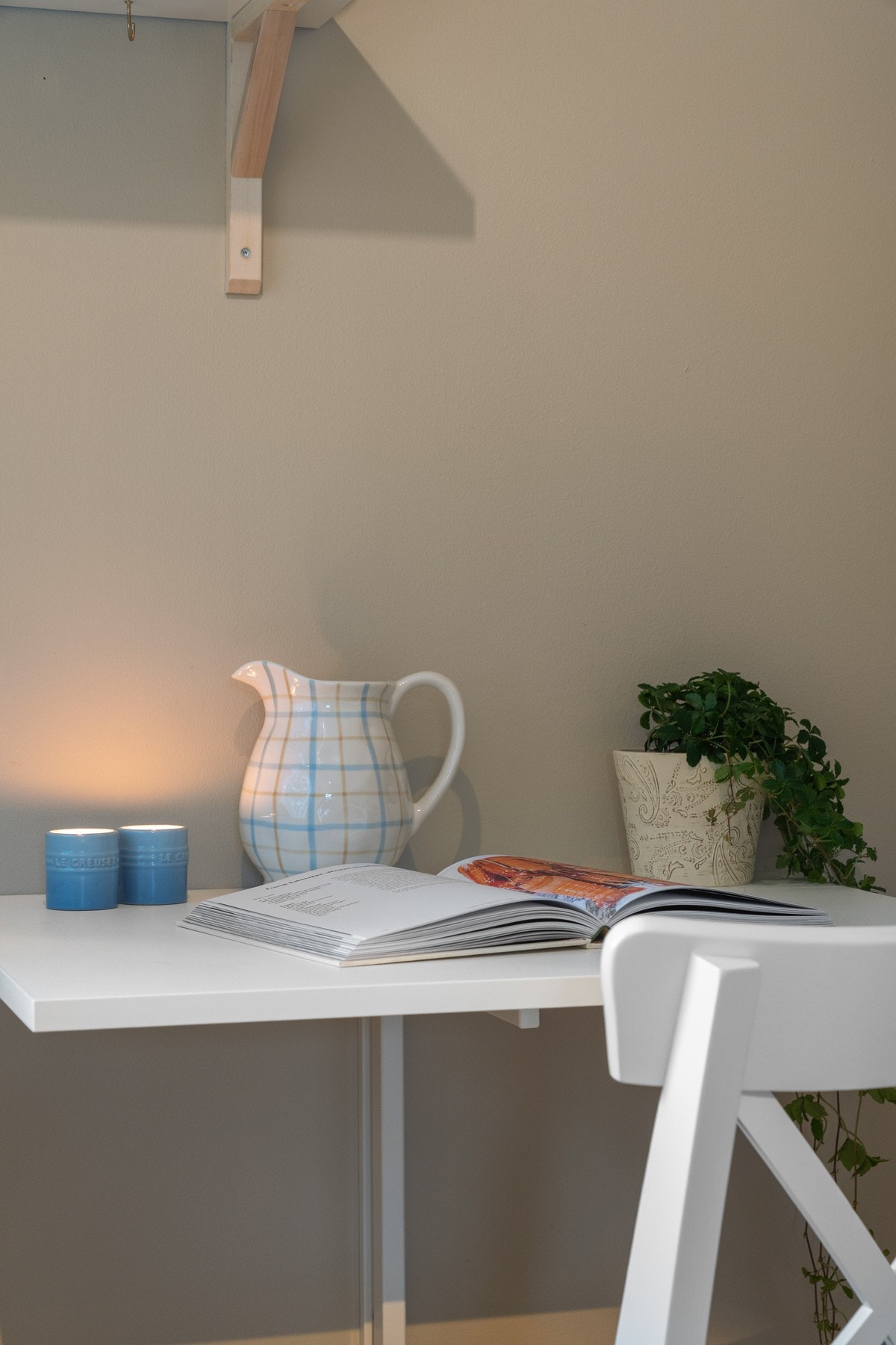 Bordet er nedfellbart dersom men ønsker mer plass på kjøkkenet. Galleribilde