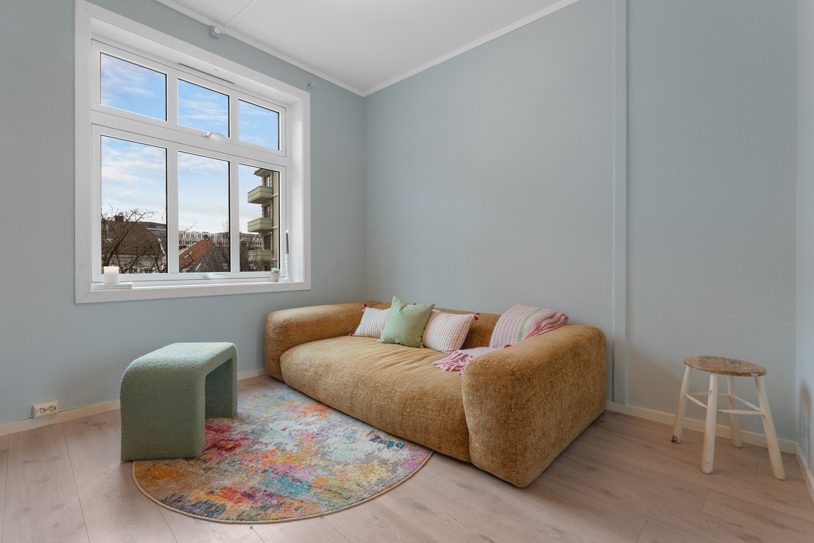 Stort vindu i stuen som gir godt med lysinnslipp og en luftig romfølelse. Galleribilde