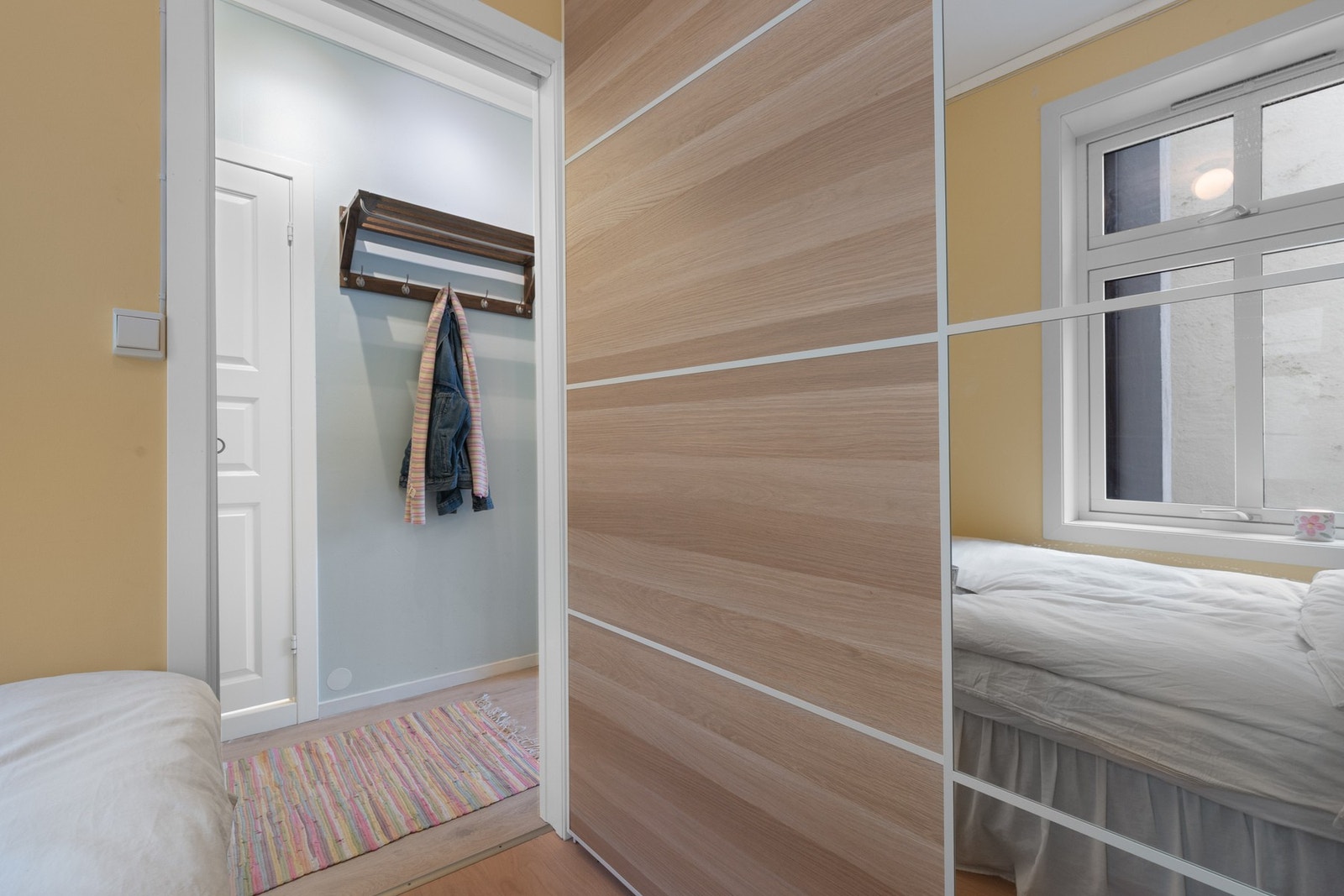 Merk den store skyvedørsgarderoben. Galleribilde