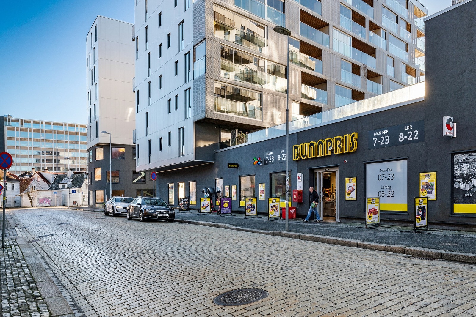 Bunnpris og MOVA ligger 1 min gange fra døren. For et bredere utvalg av butikker går man til sentrumskjernen på 5 minutter. Galleribilde