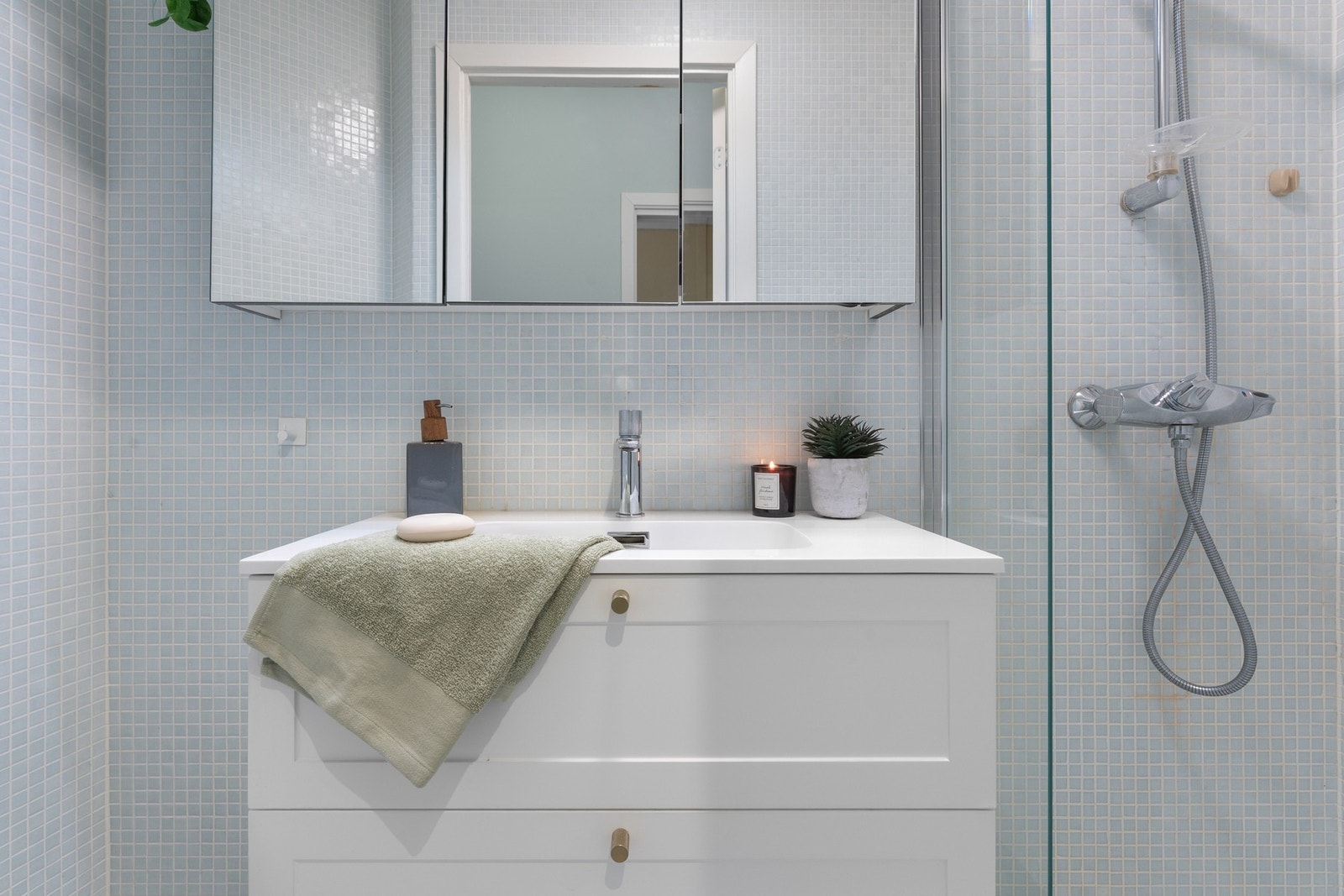 I 2025 ble badet oppgradert med nytt speilskap med stikkontakt, ny vask og servantskap og nye lamper. Galleribilde