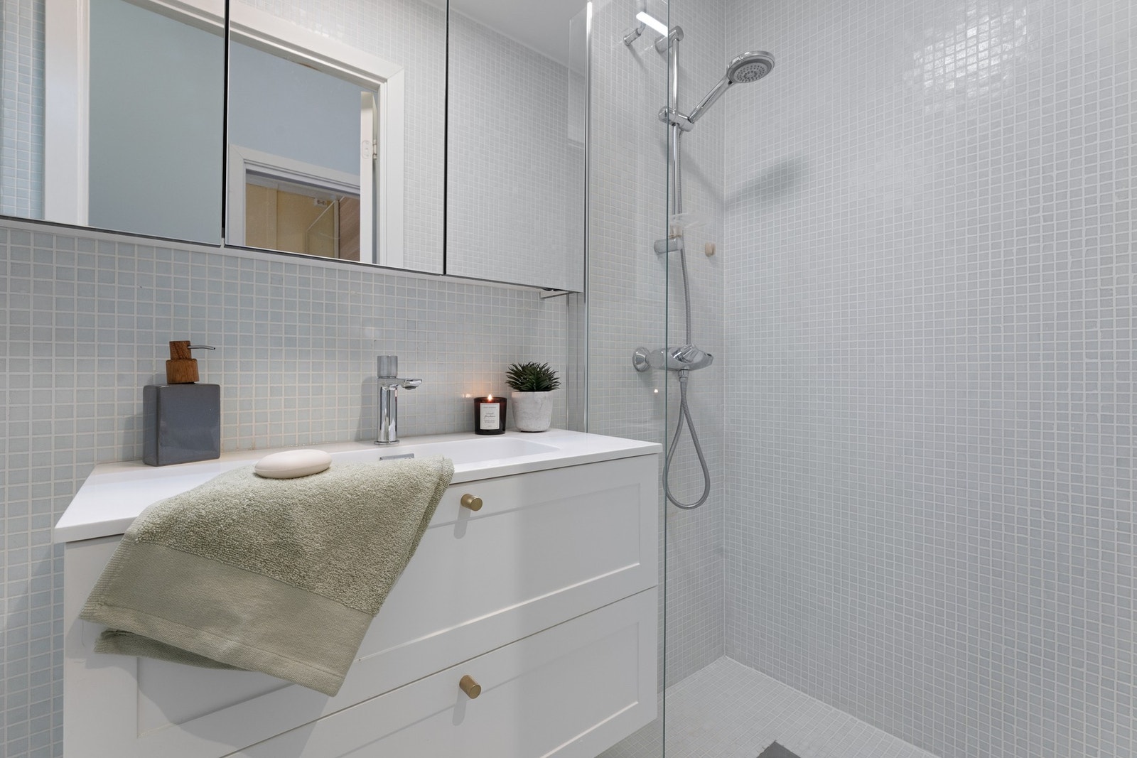 Helfliset bad med varmekabler i gulv. Galleribilde