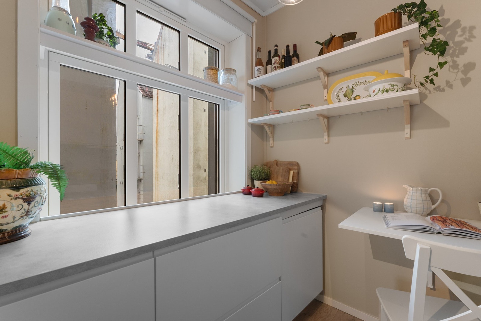 Kjøkkenet er godt utnyttet og har mye lagring- og benkeplass. Galleribilde