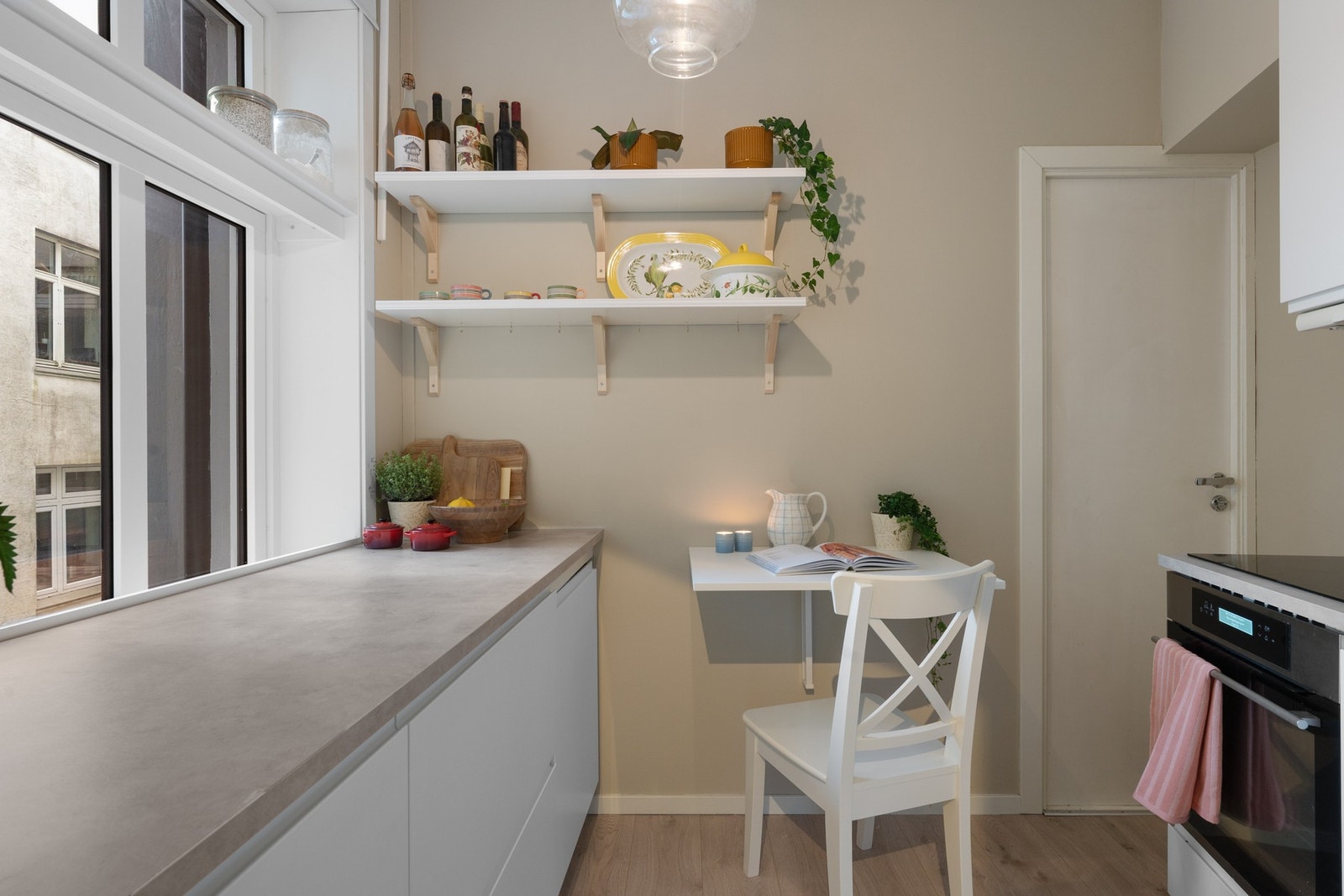 Ny oppvaskmaskin, varmtvannstank og benkeplate på kjøkken fra 2023 Galleribilde