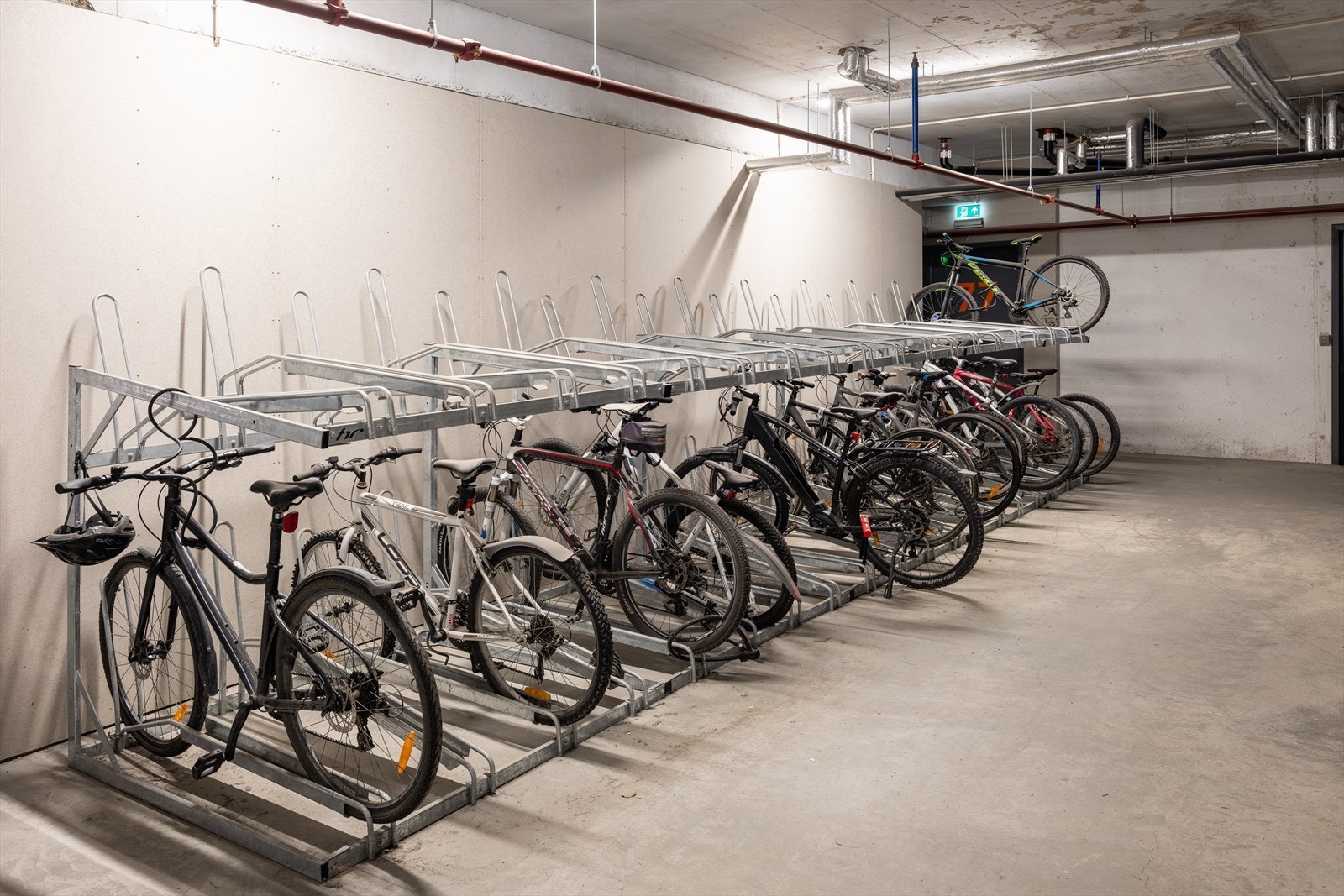 Man finner også sykkelparkering i kjeller. Galleribilde