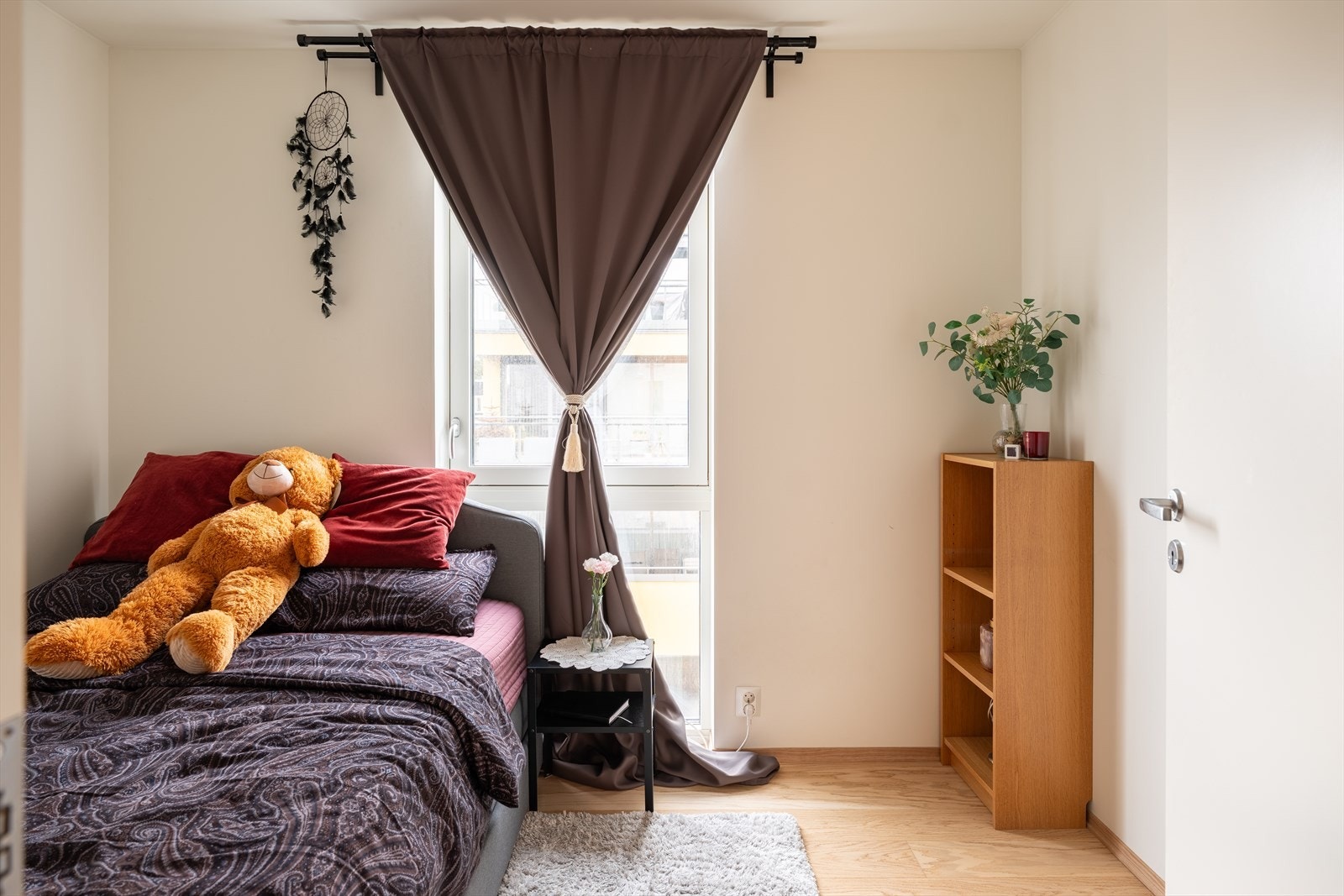 Hovedsoverommet er målt til 7m². Her får du plass til både dobbeltseng, nattbord og garderobeløsning. Galleribilde