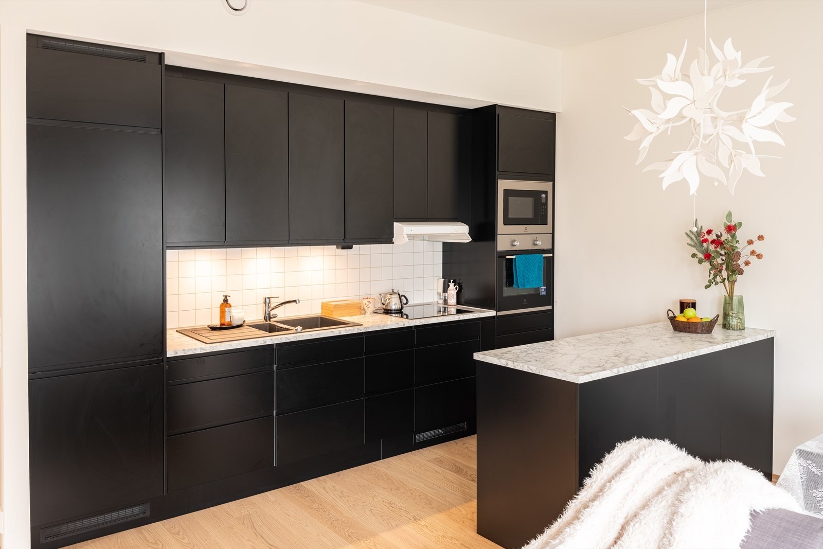 Stilrent og moderne kjøkken vurdert til TG1 av takstmann. Det er etablert praktisk kjøkkenøy i samme stil som kjøkkenet - perfekt for ekstra arbeidsrom på kjøkkenet. Galleribilde