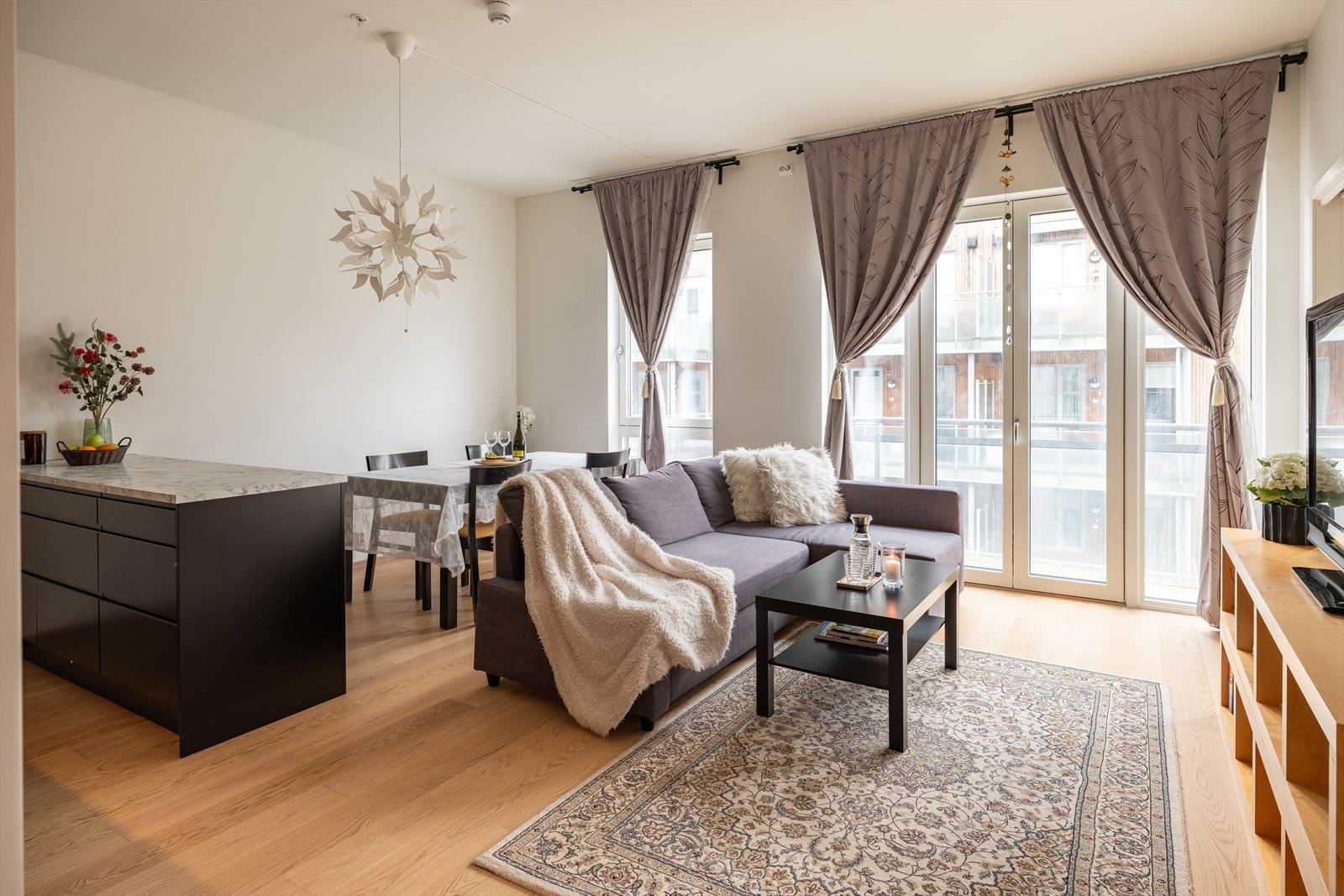 Felleskostnadene er innholdsrike og inkluderer blant annet oppvarming, tv/internett og diverse vedlikehold/drift iht. regnskap. Galleribilde