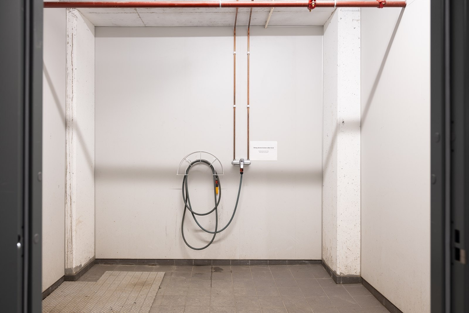 Videre er det også sykkelparkring med eget rom til sykkelvask. Galleribilde